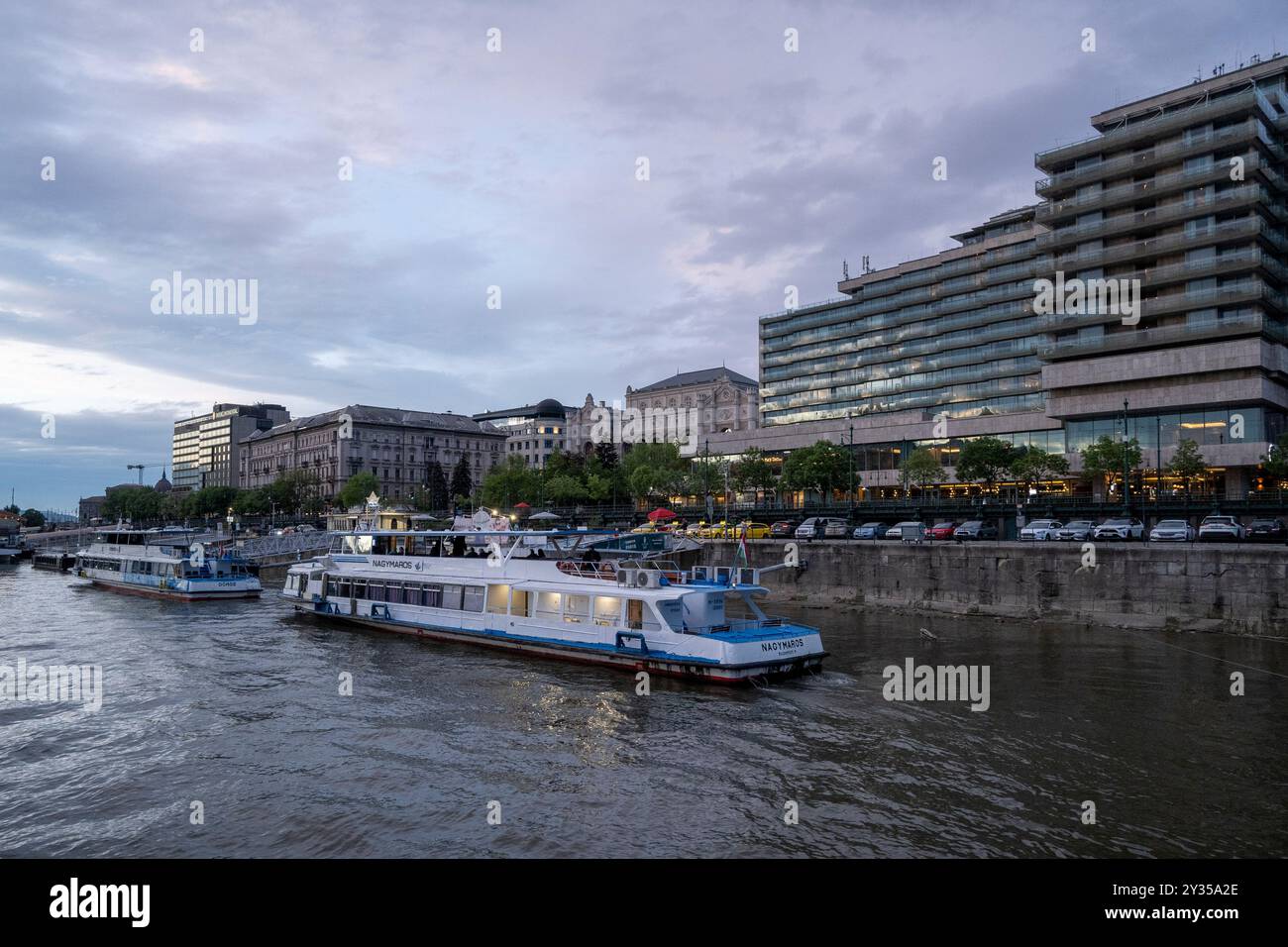 Croisière fluviale sur le Danube à Budapest à Twilght-Dusk Banque D'Images