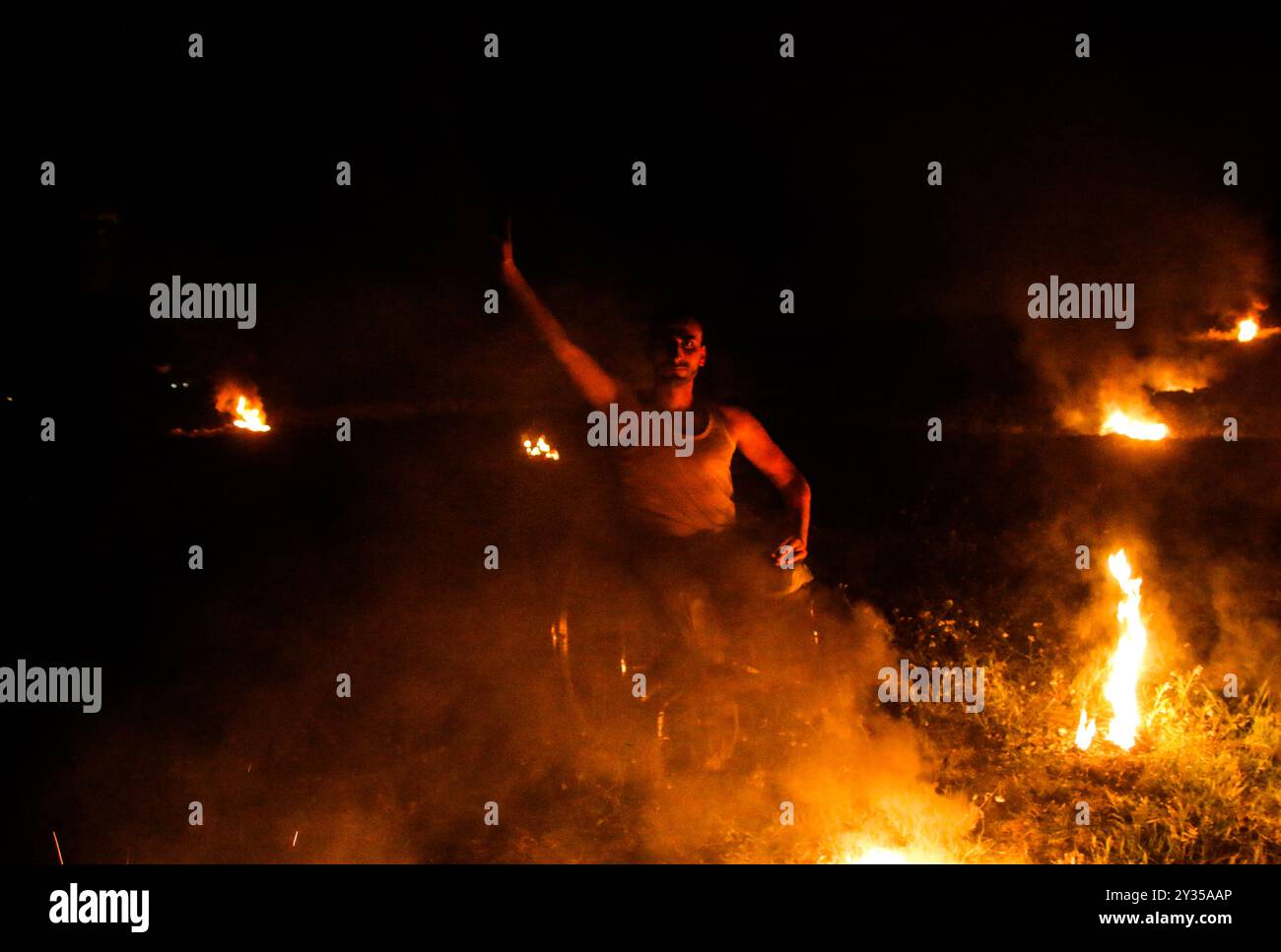 Gaza, Palestine, 26 février 2019. L'unité de la « confusion nocturne » a organisé une manifestation dans la zone de Malika à l'est de la ville de Gaza, près de la frontière avec Israël, levant les drapeaux palestiniens et incendiant des pneus. Certains Palestiniens de Gaza, connus sous le nom d'unité "confusion nocturne", ont commencé à organiser des manifestations nocturnes, au cours desquelles ils ont incendié des pneus et scandé des slogans pour protester contre le siège israélien serré de Gaza. Gaza connaît une crise humanitaire profonde, les jeunes étant confrontés à un avenir sombre de chômage et de manque de services de base tels que la santé, l'éducation, l'eau et l'électricité Banque D'Images