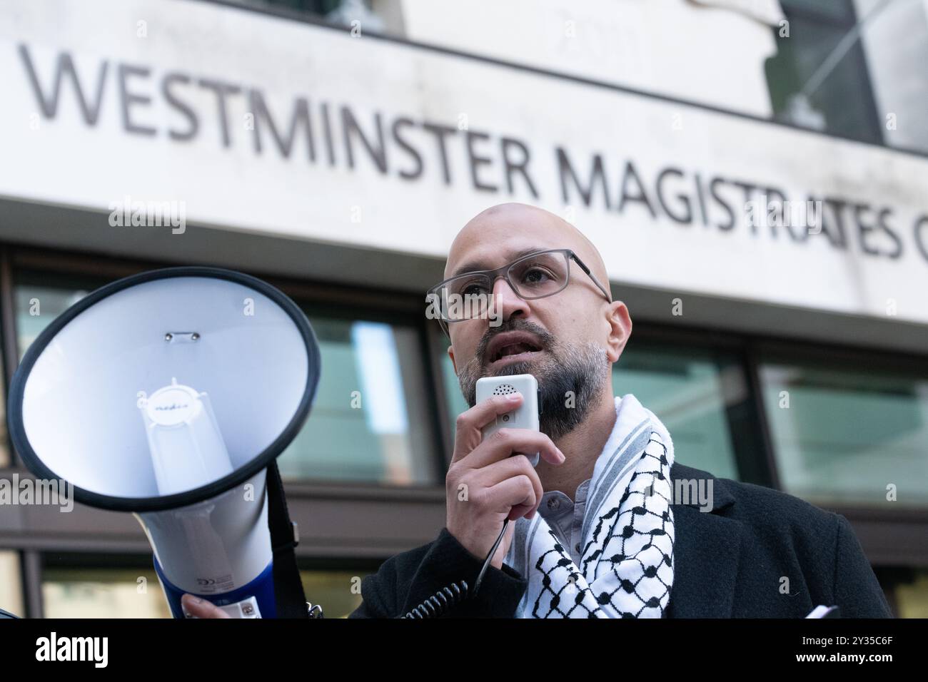 Londres, Royaume-Uni. 12 septembre 2024. L'universitaire Kehinde Andrews s'adresse aux partisans de Marieha Hussain, 37 ans, se rassemblant devant le tribunal de première instance de Westminster où Mme Hussain fait face à une accusation d'« ordre public aggravé du point de vue racial » pour avoir tenu une pancarte représentant alors le premier ministre Rishi Sunak et l'ex-ministre de l'intérieur Suella Braverman comme des noix de coco lors d'une manifestation pro-palestinienne contre la guerre d'Israël contre Gaza. Crédit : Ron Fassbender/Alamy Live News Banque D'Images