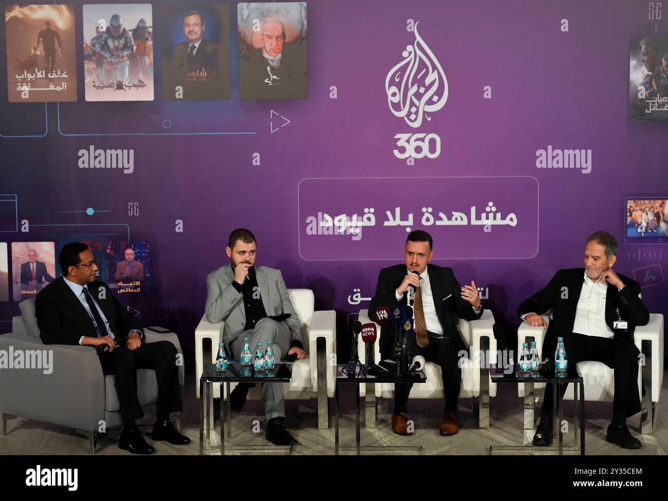 ÒAL JAZEERA 360Ó CONFÉRENCE DE PRESSE DE LANCEMENT de l à R Osman Ayfarah, présentateur principal, Al Jazeera Channel , Jamalulddin El-Shayyal, responsable de la stratégie de contenu OTT Platforms Al Jazeera Digital Division, Mounir Daymi, Directeur exécutif de Al Jazeera Digital Division et Mostefa Souag, Directeur général par intérim d'Al Jazeera Media Network lors de la conférence de lancement d'une nouvelle plateforme Al Jazeera 360 au réseau Al Jazeera à Doha, Qatar, le 12 septembre 202 Copyright ADHUSX Qatar Banque D'Images