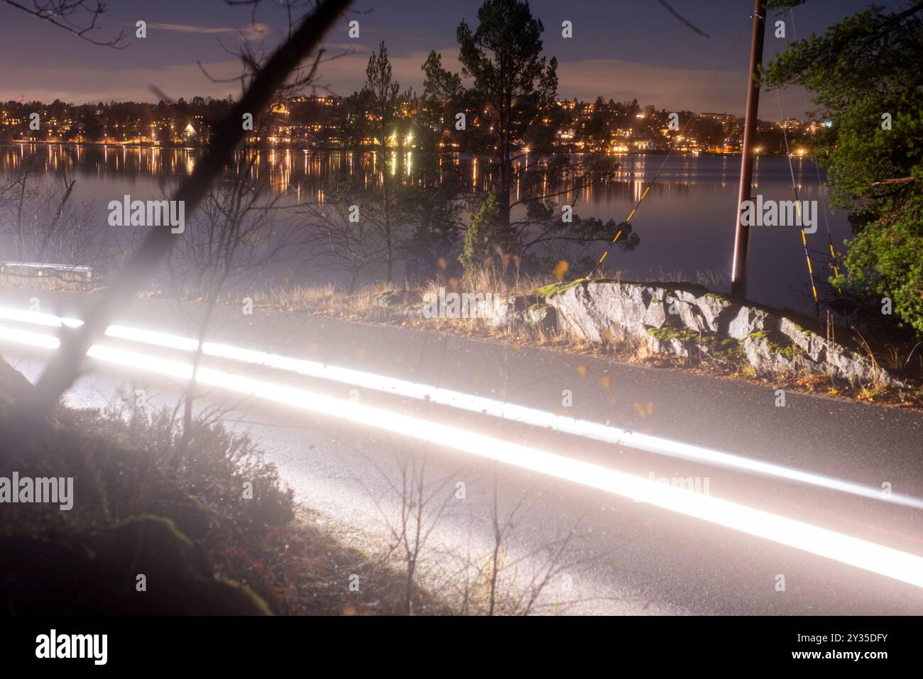 Lumières de voiture conduisant la nuit Banque D'Images