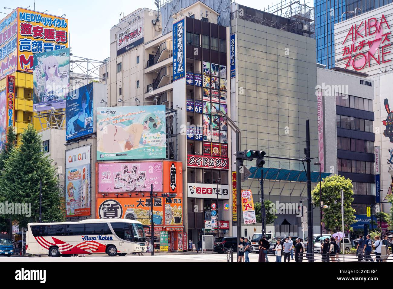 Tokyo, Japon-5 août 2024 : les gens marchent à Akihabara le quartier où vous pouvez trouver tous les magasins liés au manga, anime et la technologie pendant un Banque D'Images