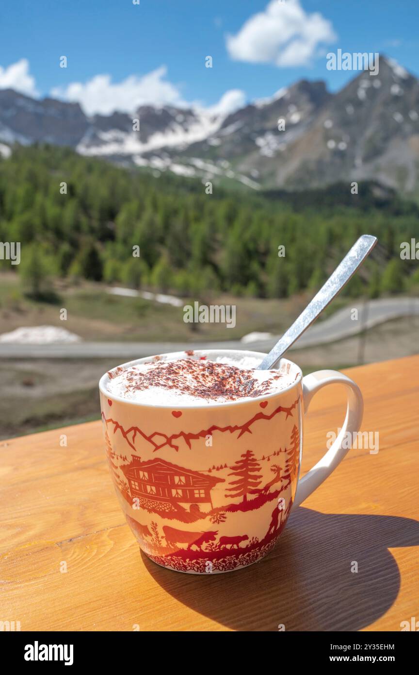 Un cappuccino servi par le refuge Napoléon au Col d'Izoard, Hautes-Alpes, France Banque D'Images