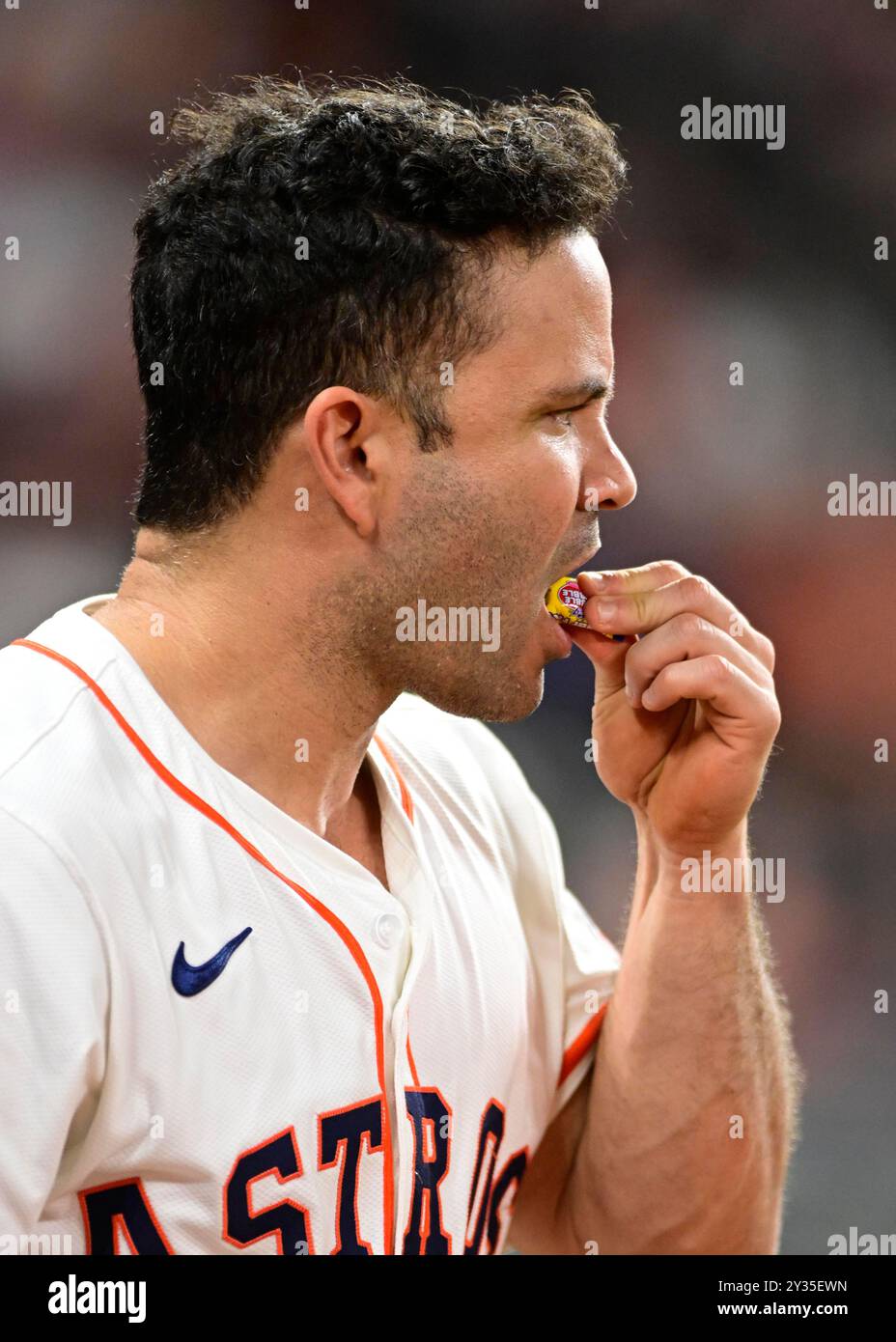 Houston Astros deuxième base Jose Altuve (27) profite d'un morceau de chewing-gum double Bubble dans la septième manche pendant le match de baseball MLB entre les Banque D'Images