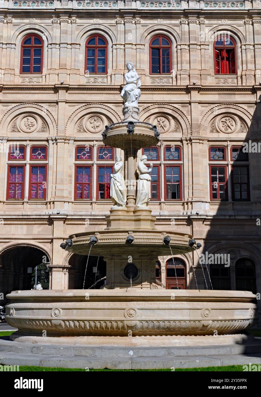 La fontaine Opernbrunnen à l'extérieur de l'Opéra national de Vienne, un point de repère sur le périphérique de la ville. Banque D'Images
