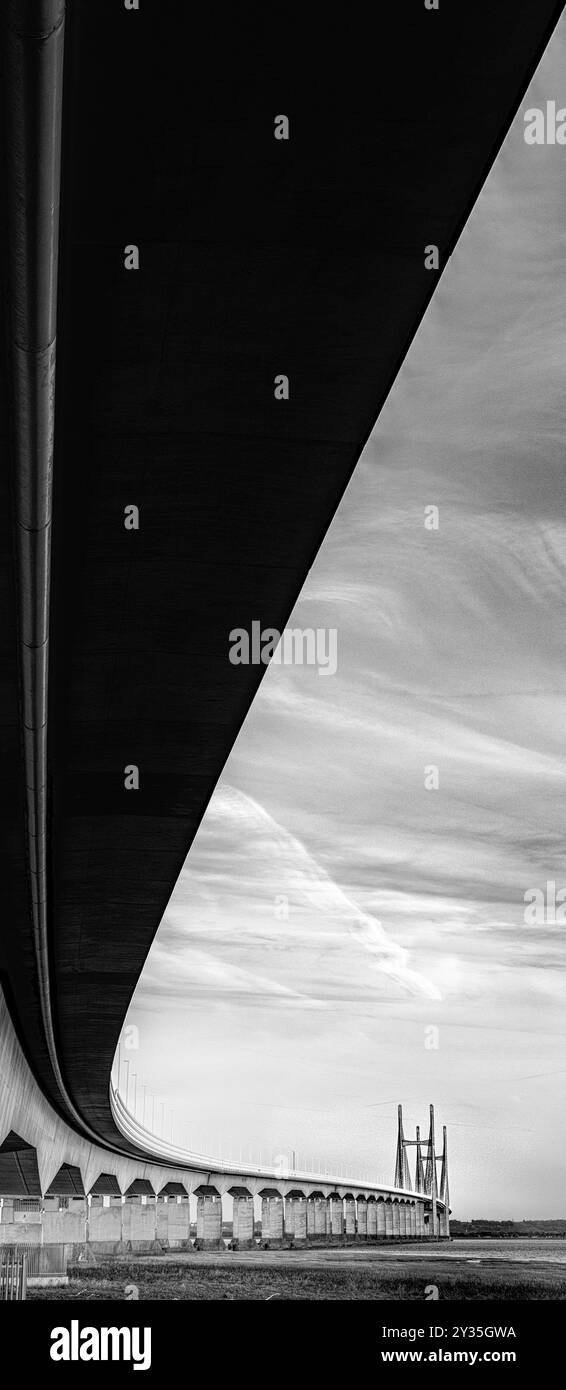 Prince of Wales Bridge orNew Severn traversée de la rivière Severn transportant l'autoroute M4 entre l'Angleterre et le sud du pays de Galles Royaume-Uni - image monochrome Banque D'Images