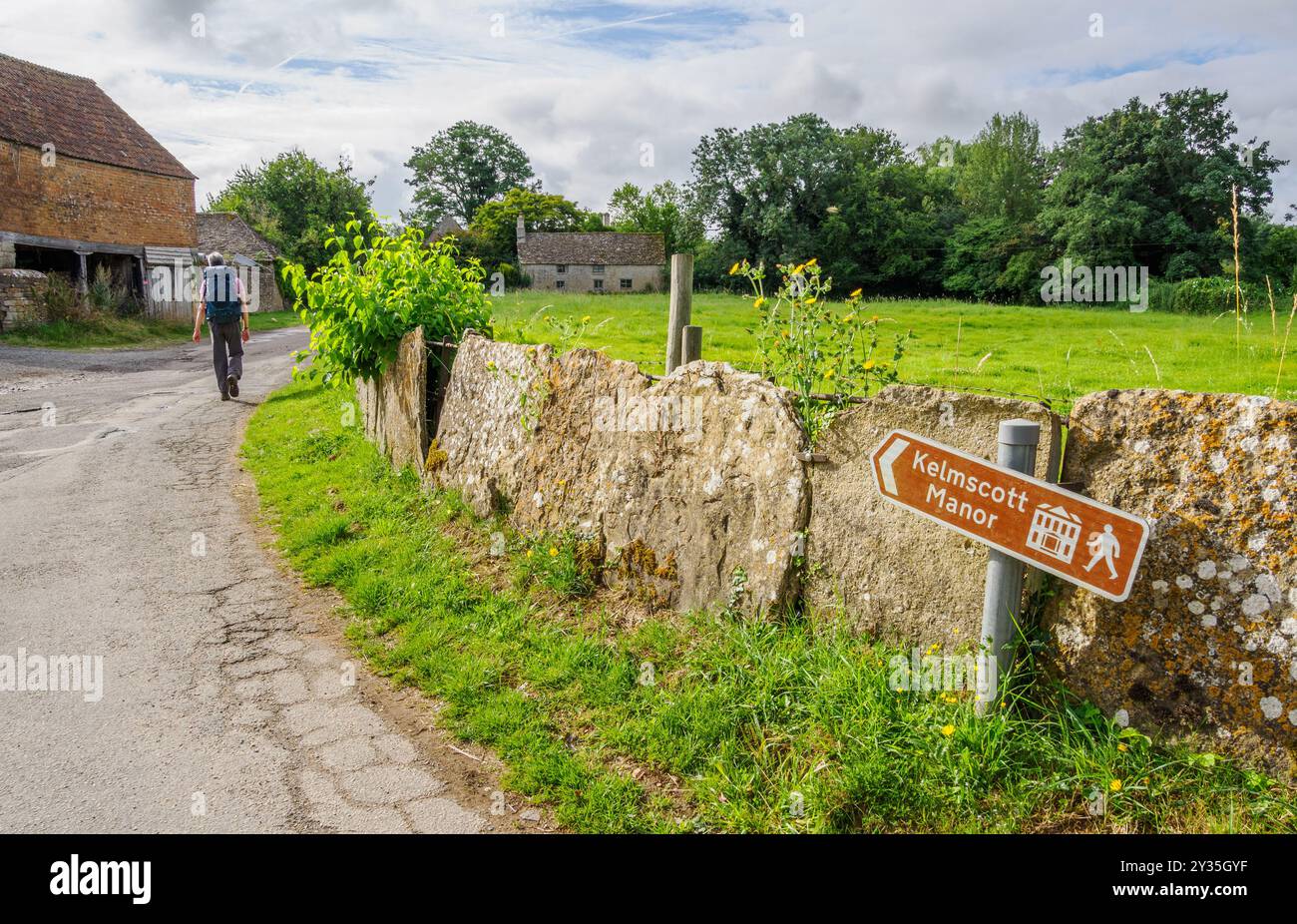 Walker sur une voie menant au Thames Path au Kelmscott Manor, ancienne demeure de William Morris Oxfordshire UK Banque D'Images