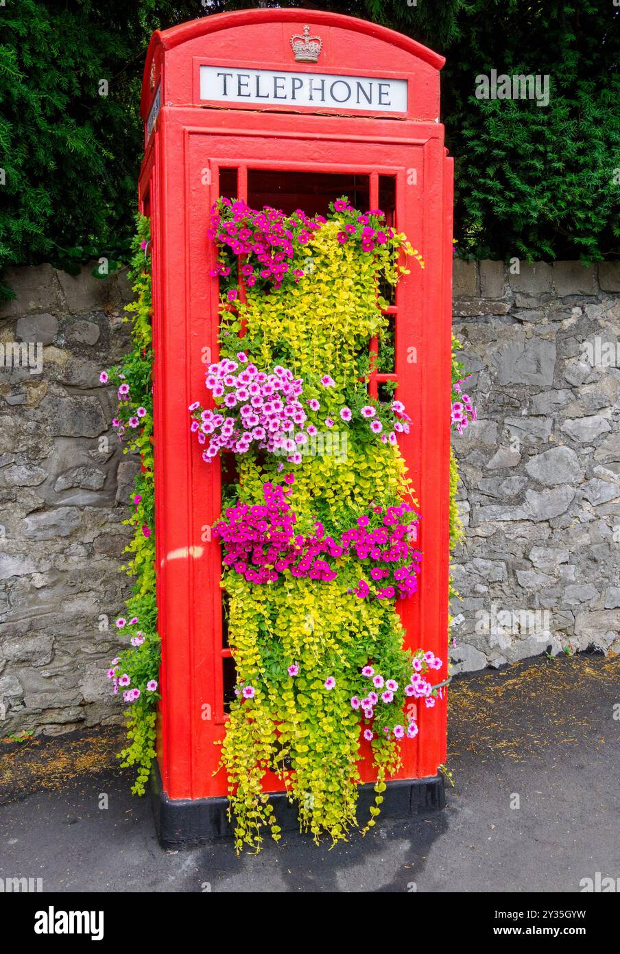 K6 boîte téléphonique à Sneyd Park Bristol Royaume-Uni à Noël disused comme un service téléphonique mais préservé par la communauté locale comme un semoir saisonnier Banque D'Images