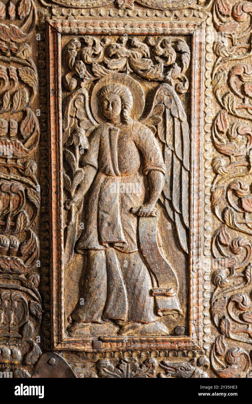 Archange, sculpture de porte, monastère de Stavropoleos aka église, dédié aux Archanges Michel & Gabriel, Bucarest, Roumanie Banque D'Images