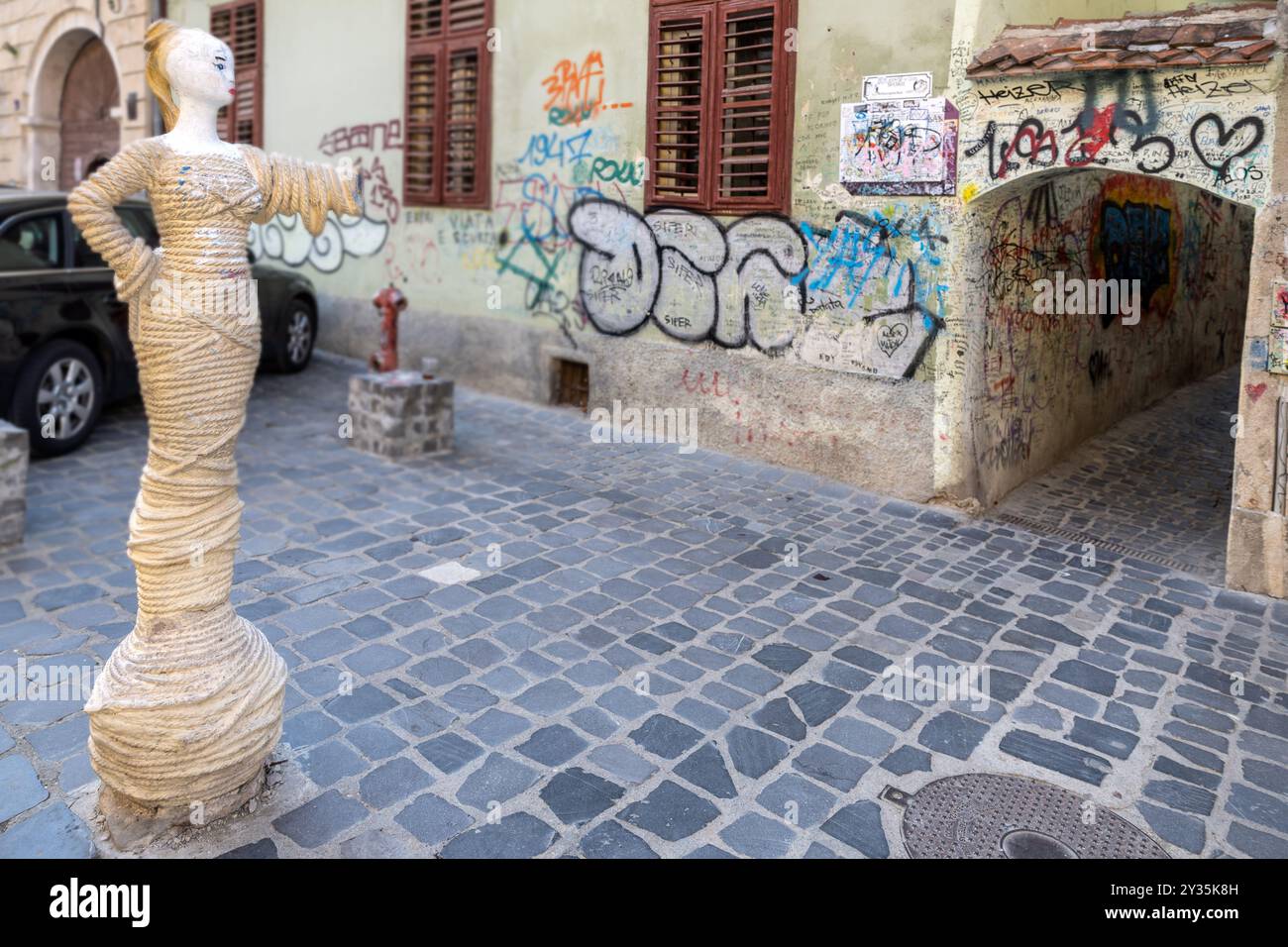 Rue de corde, voie médiévale, Strada Sforii, pour tuyaux d'incendie, avec marqueur de statue Brasov, Roumanie Banque D'Images