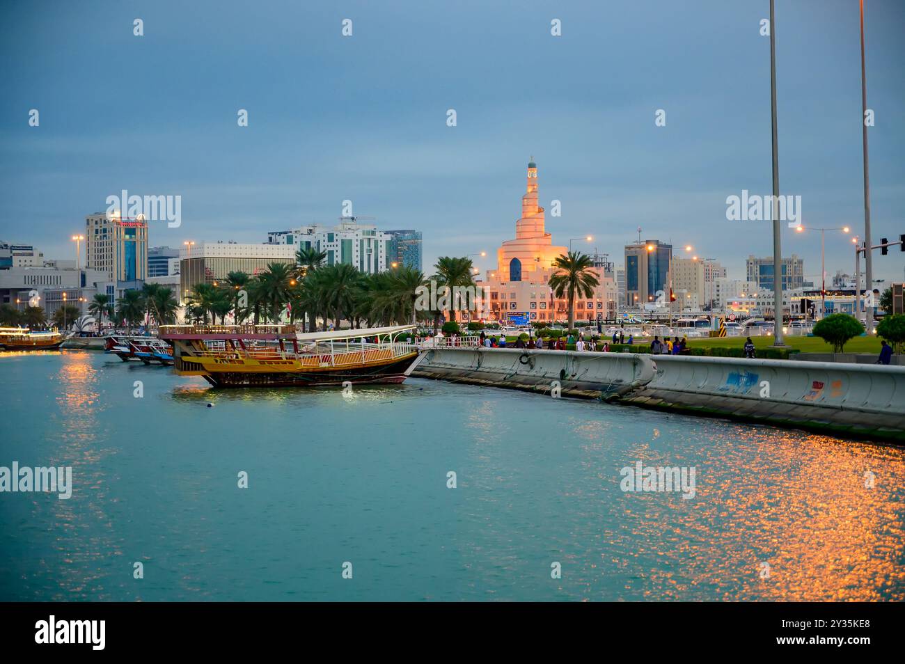 Vue sur la mosquée Fanar depuis le port de Doha du parc de la corniche MIA Banque D'Images