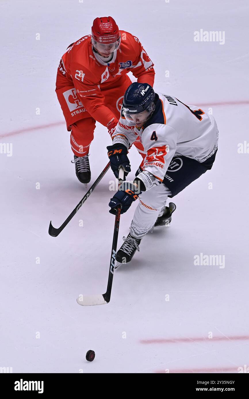 Trinec, République tchèque. 12 septembre 2024. De gauche à droite Kamil Walega de Trinec, Keegan Lowe de Vaxjo en action lors du match de la Ligue des champions de hockey sur glace : HC Ocelari Trinec vs Vaxjo à Trinec, République tchèque, le 12 septembre 2024. Crédit : Jaroslav Ozana/CTK photo/Alamy Live News Banque D'Images