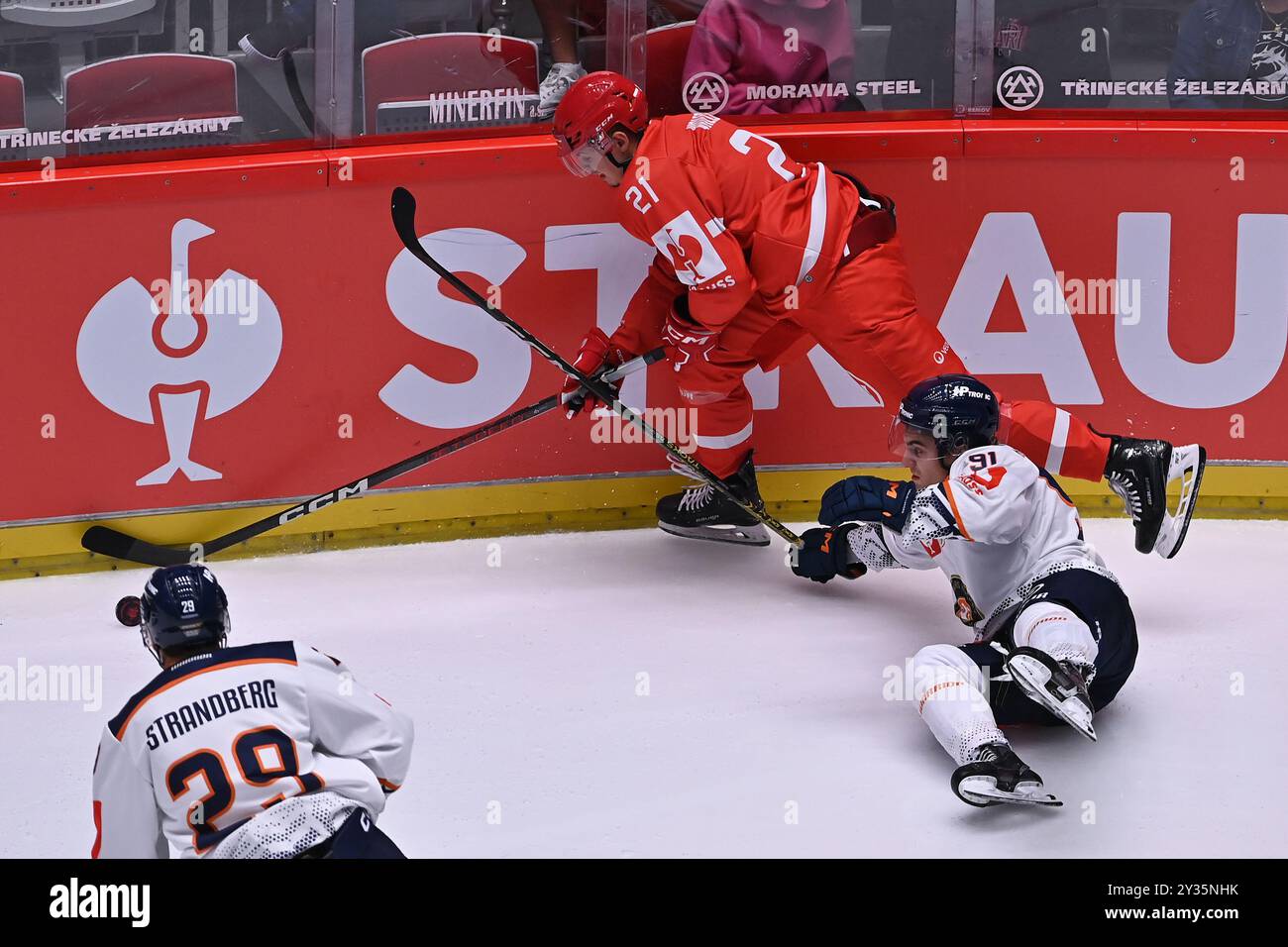 Trinec, République tchèque. 12 septembre 2024. De gauche à droite Sebastian Strandberg de Vaxjo, Kamil Walega de Trinec, Felix Robert de Vaxjo en action lors du match de la Ligue des champions de hockey sur glace : HC Ocelari Trinec vs Vaxjo à Trinec, République tchèque, le 12 septembre 2024. Crédit : Jaroslav Ozana/CTK photo/Alamy Live News Banque D'Images