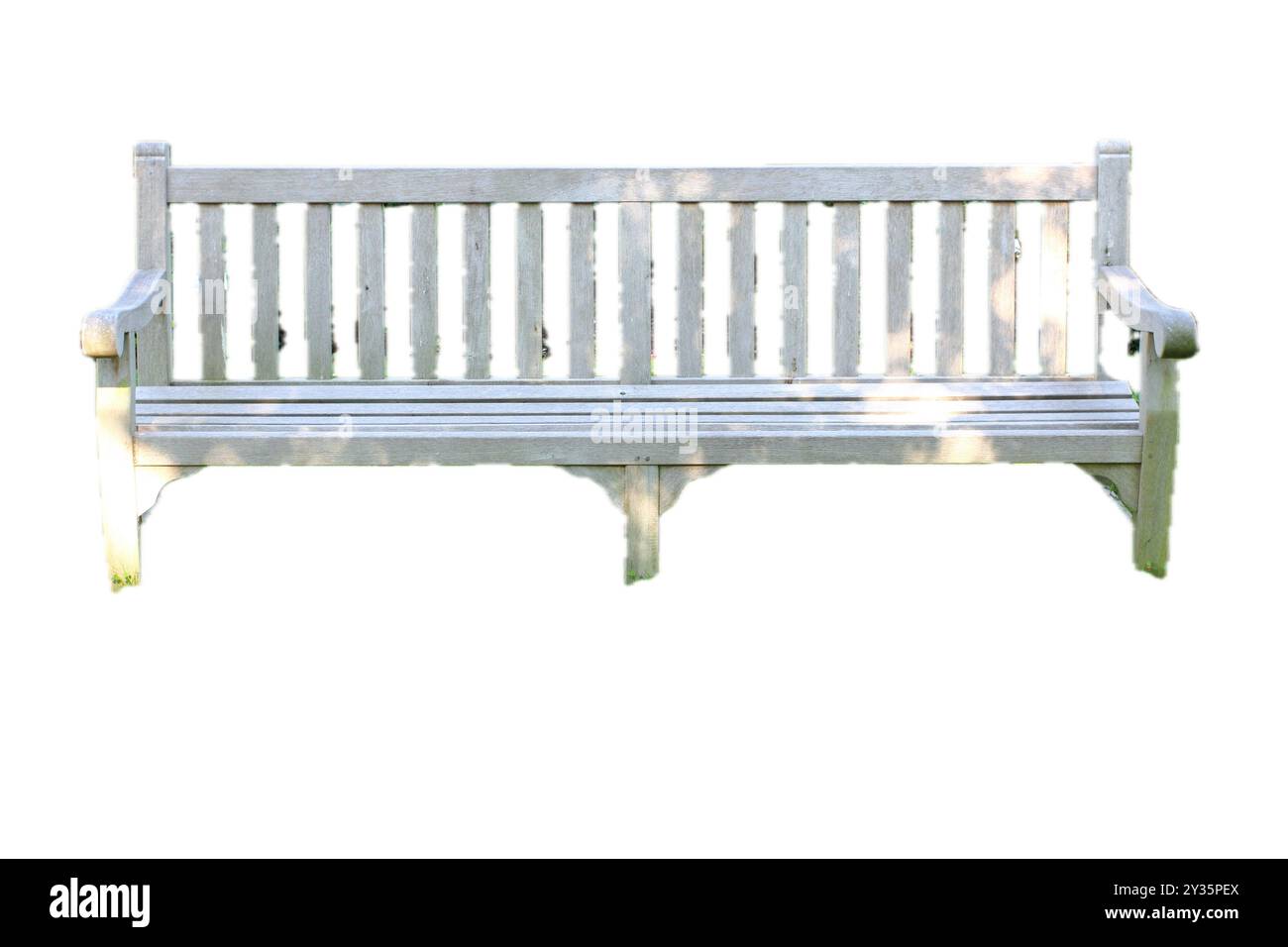 Un banc en bois sur une pelouse verte Banque D'Images