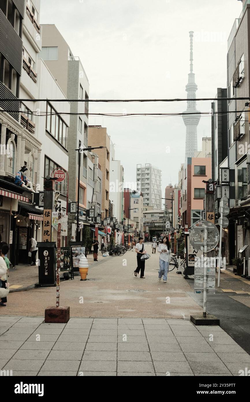 Des plans francs marchant à travers le Japon capturant l'atmosphère relaxante dans une jungle de béton. Banque D'Images