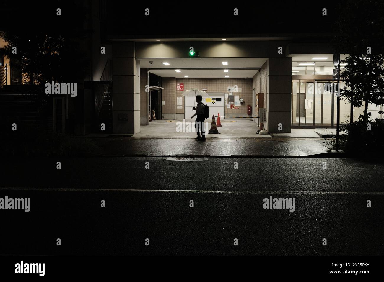 Des plans francs marchant à travers le Japon capturant l'atmosphère relaxante dans une jungle de béton. Banque D'Images