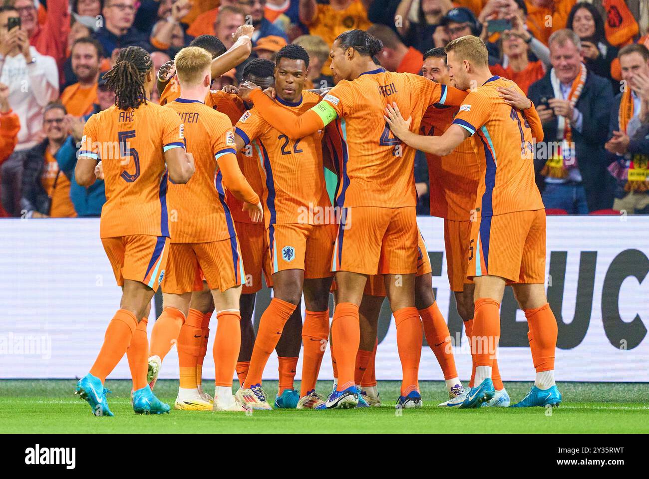 Tijani Reijnders, NL 14 célèbre son but 1-0, heureux, rire, célébration, avec Xavi Simons, NL 7 Denzel DUMFRIES, NL 22 Cody Gakpo, NL 11 Matthijs de Ligt, NL 15 Virgil VAN DIJK, NL 4 dans l'UEFA Nations League 2024 match PAYS-BAS - ALLEMAGNE 2-2 dans la saison 2024/2025 au 10 septembre 2024 à Amsterdam, NL. Photographe : Peter Schatz Banque D'Images