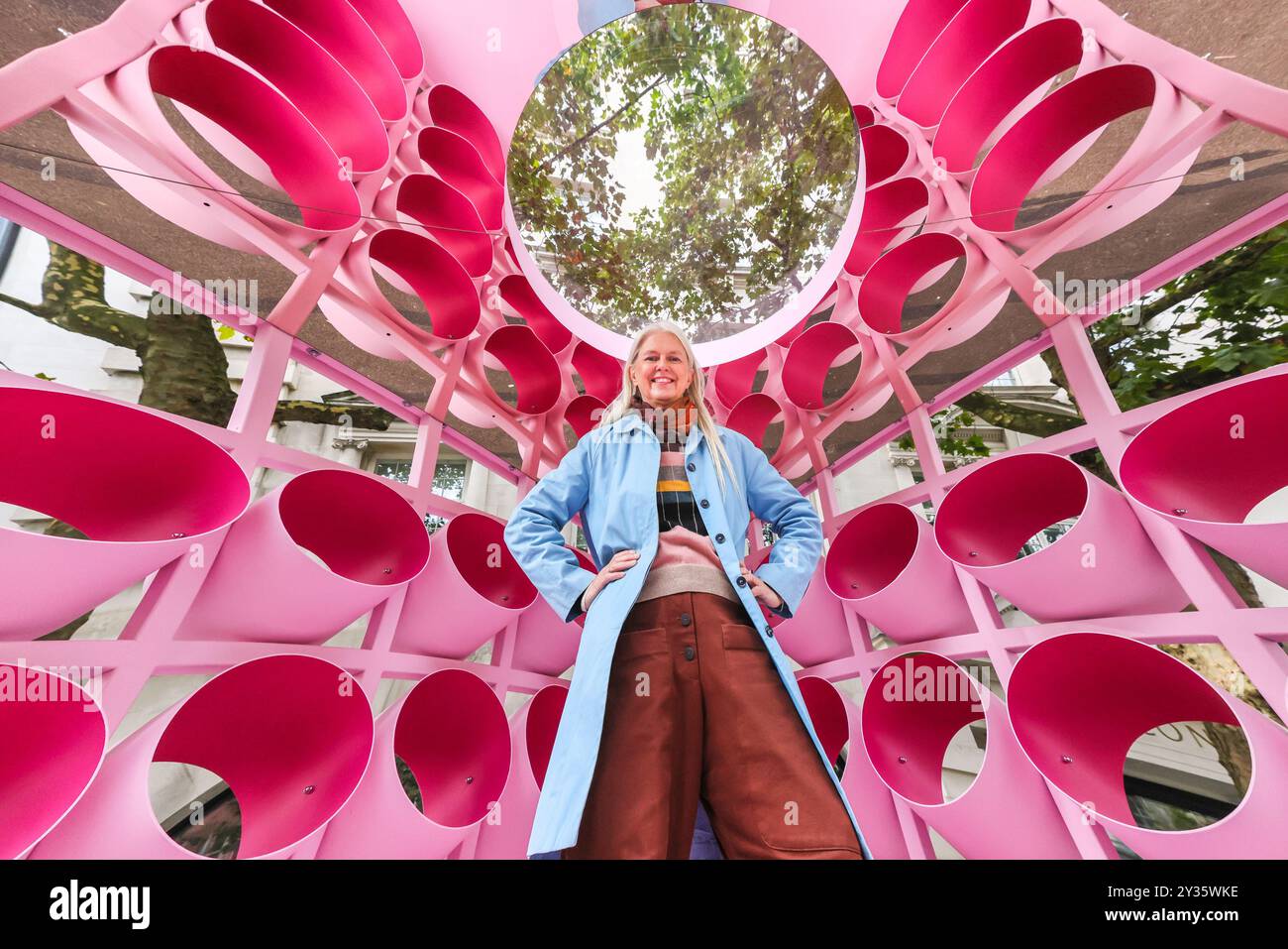 Londres, Royaume-Uni. 12 septembre 2024. Artiste Nina Tolstrup avec le pavillon 'Reflect : Playful pauses'. Le projet phare du London Design Festival 'Pavilions of Wonder' de Nina Tolstrup est présenté par Barbie et Visit Greater Palm Springs, l'installation du Strand Aldwych fusionne l'essence vibrante de la Barbie Dream House avec l'architecture moderne emblématique du milieu du siècle de Greater Palm Springs à travers trois pavillons interactifs captivants : The Dream : Infinity Garden, The Discover : Design Stories Pavilion et The Reflect : Playful pauses Pavilion. LDF court le 14-22 septembre à Londres. Banque D'Images