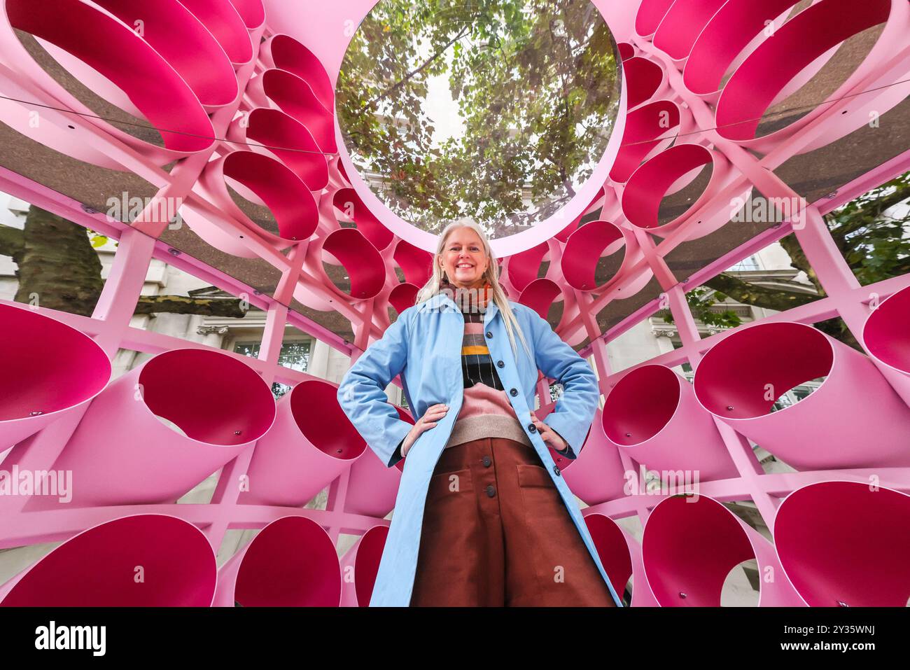 Londres, Royaume-Uni. 12 septembre 2024. Artiste Nina Tolstrup avec le pavillon 'Reflect : Playful pauses'. Le projet phare du London Design Festival 'Pavilions of Wonder' de Nina Tolstrup est présenté par Barbie et Visit Greater Palm Springs, l'installation du Strand Aldwych fusionne l'essence vibrante de la Barbie Dream House avec l'architecture moderne emblématique du milieu du siècle de Greater Palm Springs à travers trois pavillons interactifs captivants : The Dream : Infinity Garden, The Discover : Design Stories Pavilion et The Reflect : Playful pauses Pavilion. LDF court le 14-22 septembre à Londres. Banque D'Images