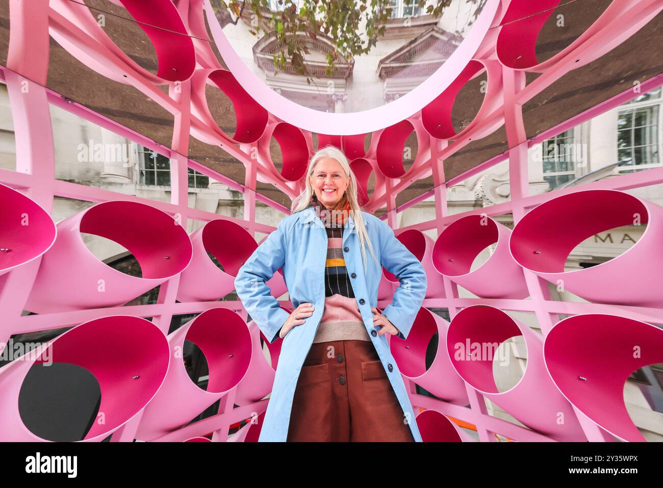 Londres, Royaume-Uni. 12 septembre 2024. Artiste Nina Tolstrup avec le pavillon 'Reflect : Playful pauses'. Le projet phare du London Design Festival 'Pavilions of Wonder' de Nina Tolstrup est présenté par Barbie et Visit Greater Palm Springs, l'installation du Strand Aldwych fusionne l'essence vibrante de la Barbie Dream House avec l'architecture moderne emblématique du milieu du siècle de Greater Palm Springs à travers trois pavillons interactifs captivants : The Dream : Infinity Garden, The Discover : Design Stories Pavilion et The Reflect : Playful pauses Pavilion. LDF court le 14-22 septembre à Londres. Banque D'Images