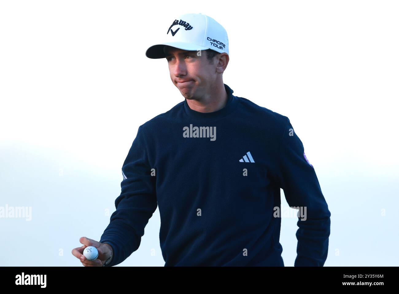 Tom McKibbin de Norther Ireland après avoir mis sur le 18e green pendant la première journée de l'Amgen Irish Open 2024 au Royal County Down à Newcastle, County Down. Date de la photo : jeudi 12 septembre 2024. Banque D'Images
