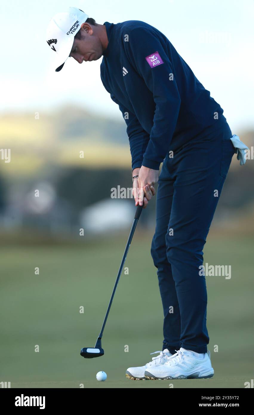 Tom McKibbin, de Norther Ireland, met en scène le 18e green lors du premier jour de l'Amgen Irish Open 2024 au Royal County Down à Newcastle, dans le comté de Down. Date de la photo : jeudi 12 septembre 2024. Banque D'Images