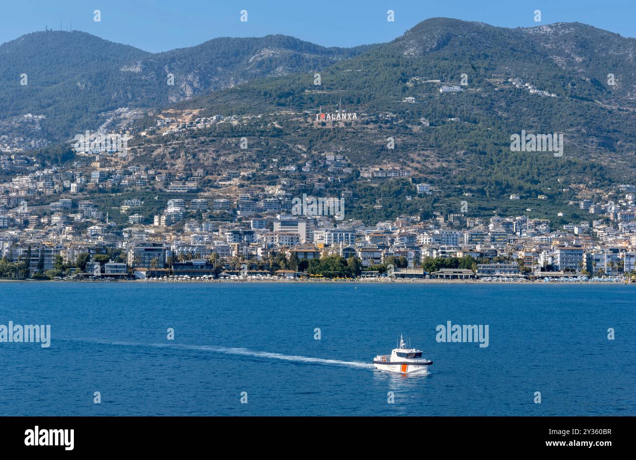 Bateau de garde-côtes Sahl Guvenlik patrouillant dans les eaux de la mer Méditerranée, Alanya Turquie Banque D'Images