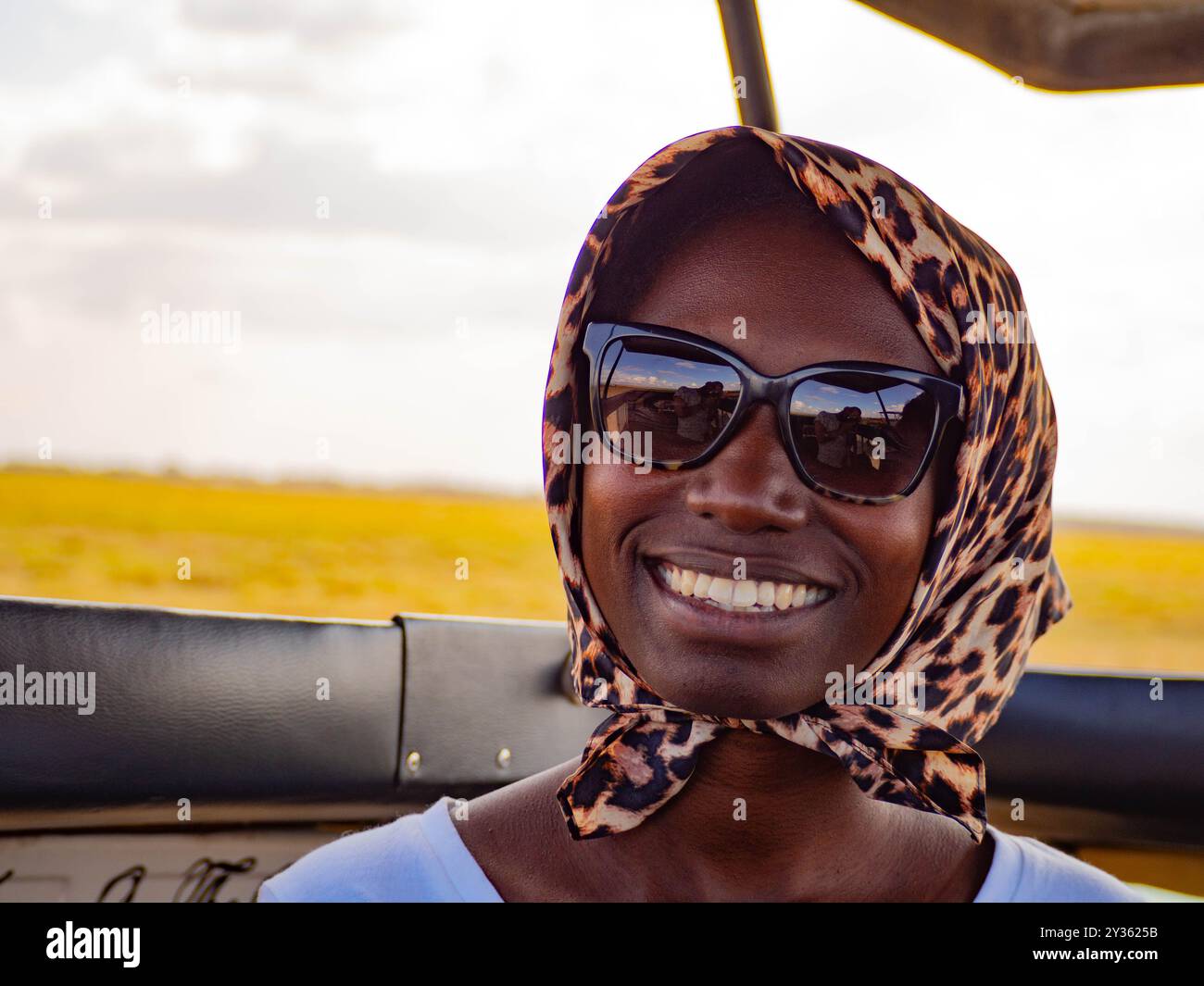 Jeune femme touriste souriante tout en profitant d'un safari de jeu en Afrique Banque D'Images