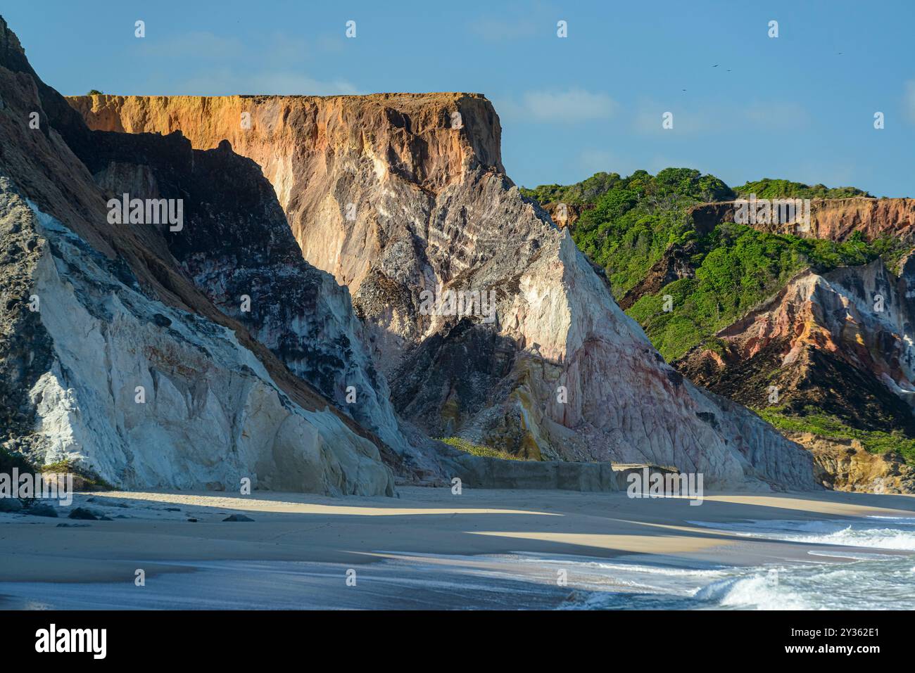 Falaises colorées typiques de la côte nord-est du Brésil. Plage d'Arapuca, Conde, Paraíba, Brésil. Banque D'Images
