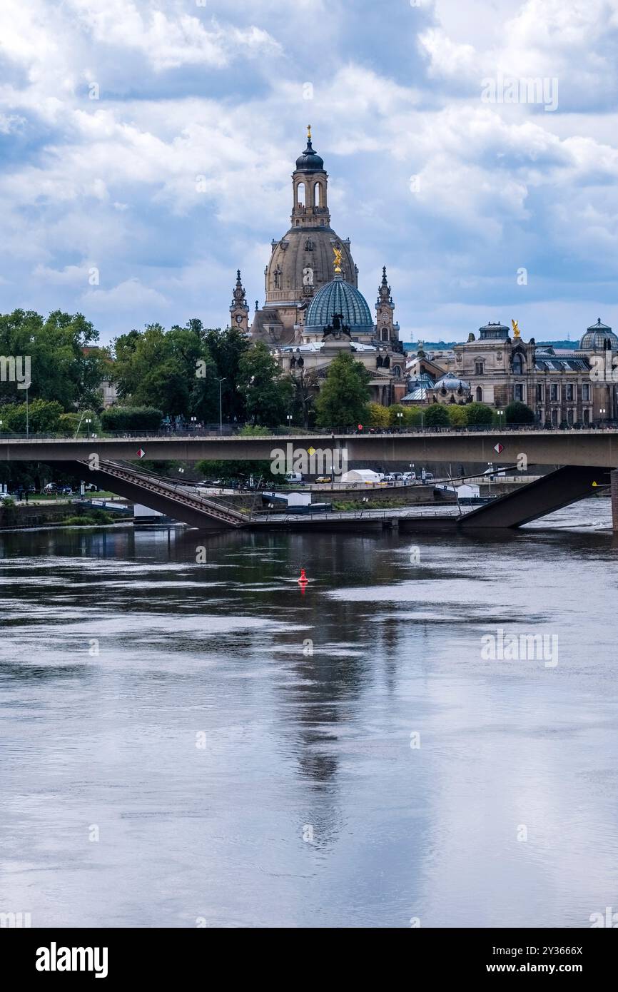 Le pont Carola, partiellement effondré, s'est décomposé en l'Elbe, l'église notre-Dame et l'Académie des Arts au loin. Banque D'Images