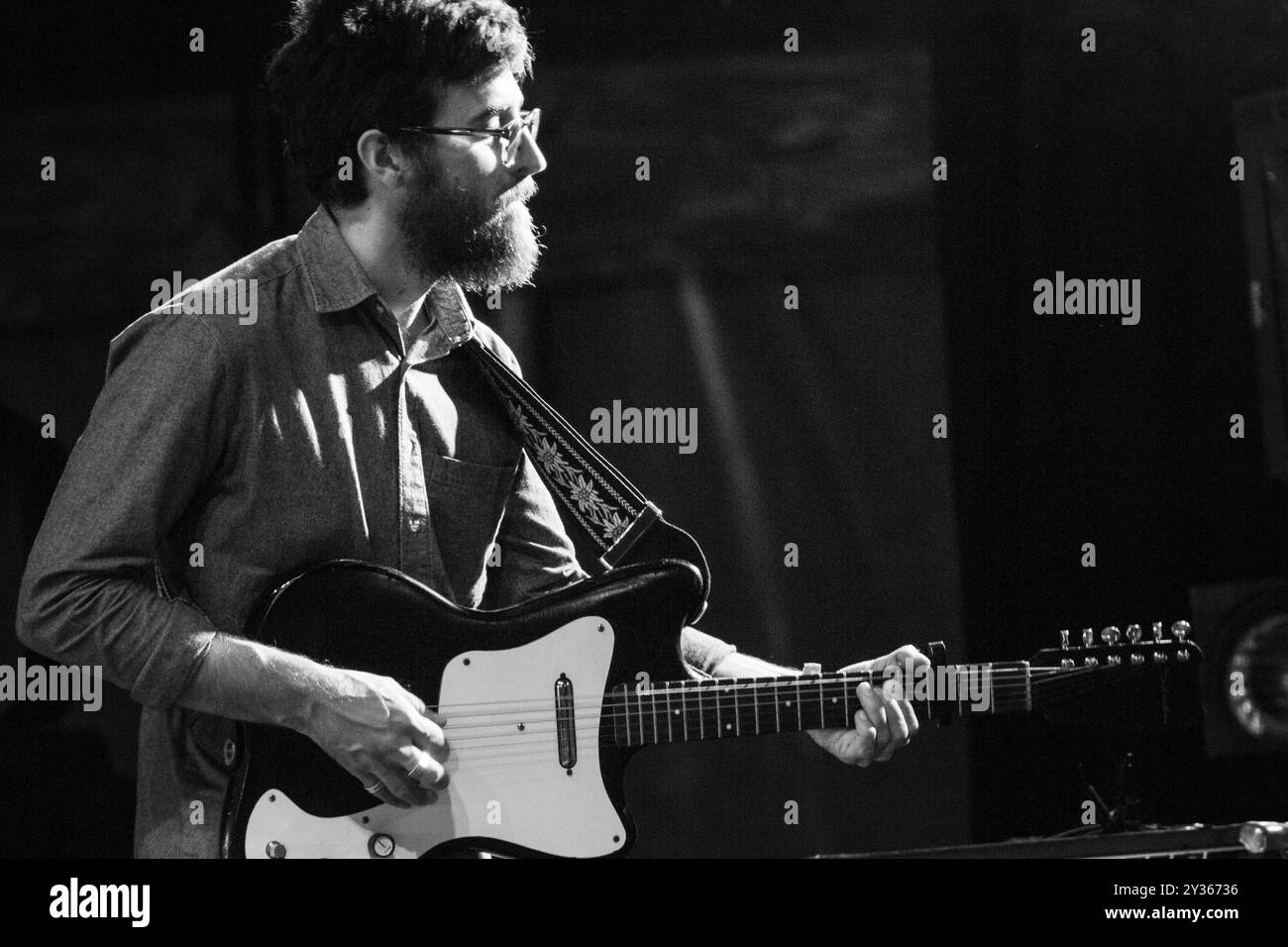 WOODS, CONCERT, GREEN MAN FESTIVAL 2013 : Jeremy Earl du groupe américain Woods jouant en direct sur la Far Out Stage au Green Man Festival 2013 à Glanusk Park, Brecon, pays de Galles, août 2013. Photo : Rob Watkins. INFO : Woods est un groupe de folk-rock indie américain connu pour son son lo-fi, psychédélique. Mêlant mélodies folkloriques, instrumentation expérimentale et paroles introspectives, leur musique explore souvent les thèmes de la nature, de la spiritualité et de la réflexion personnelle, créant une atmosphère rêveuse et nostalgique. Banque D'Images