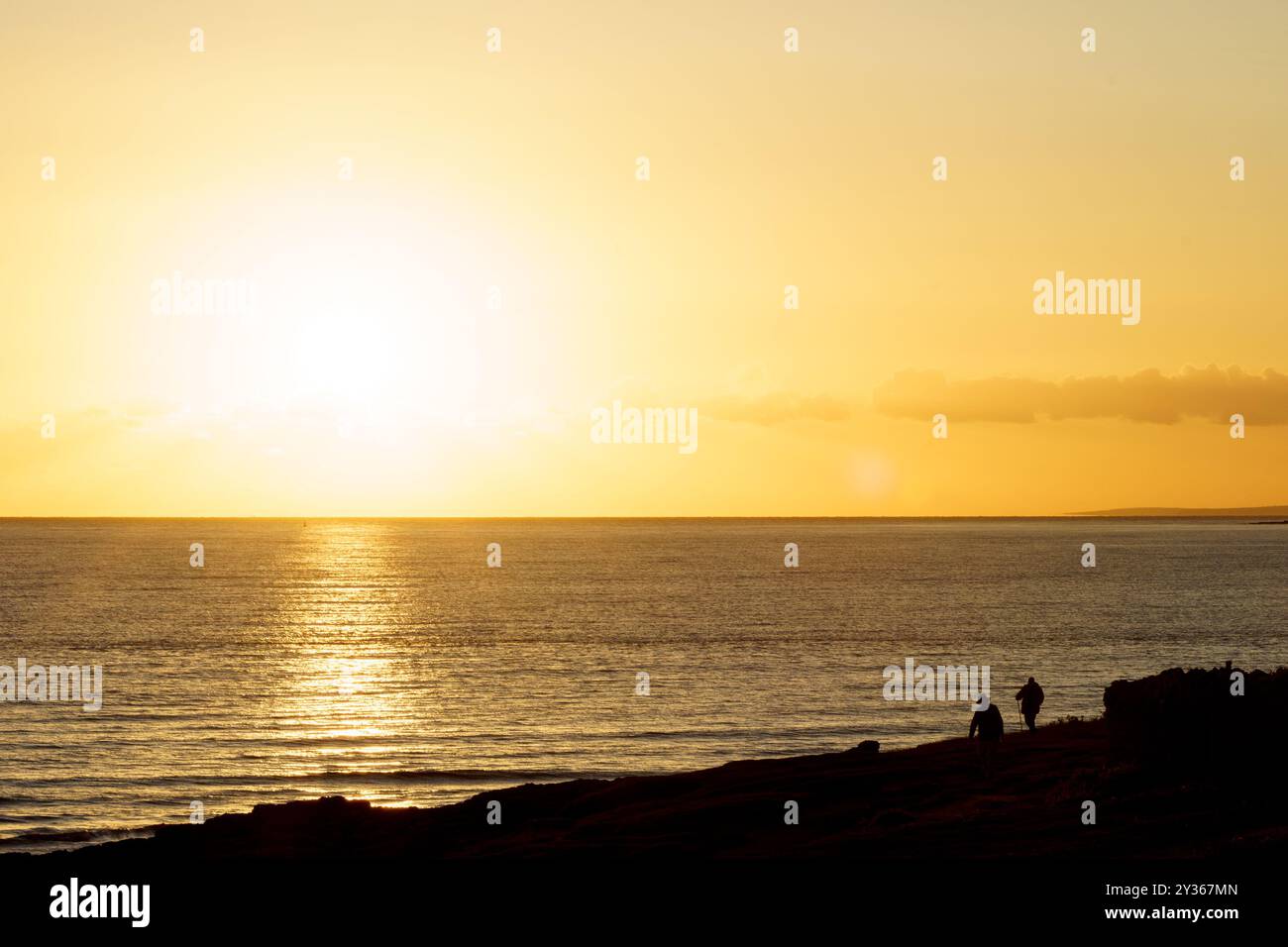 Ogmore by Sea Beach, Bridgend, Vale of Glamorgan, pays de Galles du Sud. 12 septembre 2024. Coucher de soleil sur le canal de Bristol ce soir. SUR LA PHOTO : deux marcheurs profitent d'une promenade au coucher du soleil. Bridget Catterall/Alamy Live News Banque D'Images