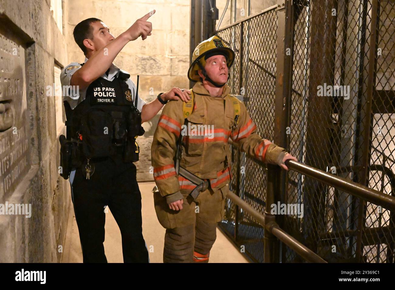 9 septembre 2024 - Washington, District of Columbia, États-Unis - le capitaine de l'armée américaine Robert Schapiro, commandant et pilote de la compagnie MEDEVAC, Garde nationale de Washington, commémore les 343 pompiers et 72 policiers morts le 9/11 dans les tours jumelles en escaladant 110 étages du Washington Monument en tenue de riposte de pompier, le 9 septembre 2024. Il a été rejoint par le sergent d'état-major Ruben Troyer, un officier de la police des parcs des États-Unis, pompier volontaire et membre de la garde nationale de Virginie. Les deux ont terminé l'ascension au Washington Monument en 1 heure 25 minutes. Le Capt. Schapiro est un AC de 24 ans Banque D'Images