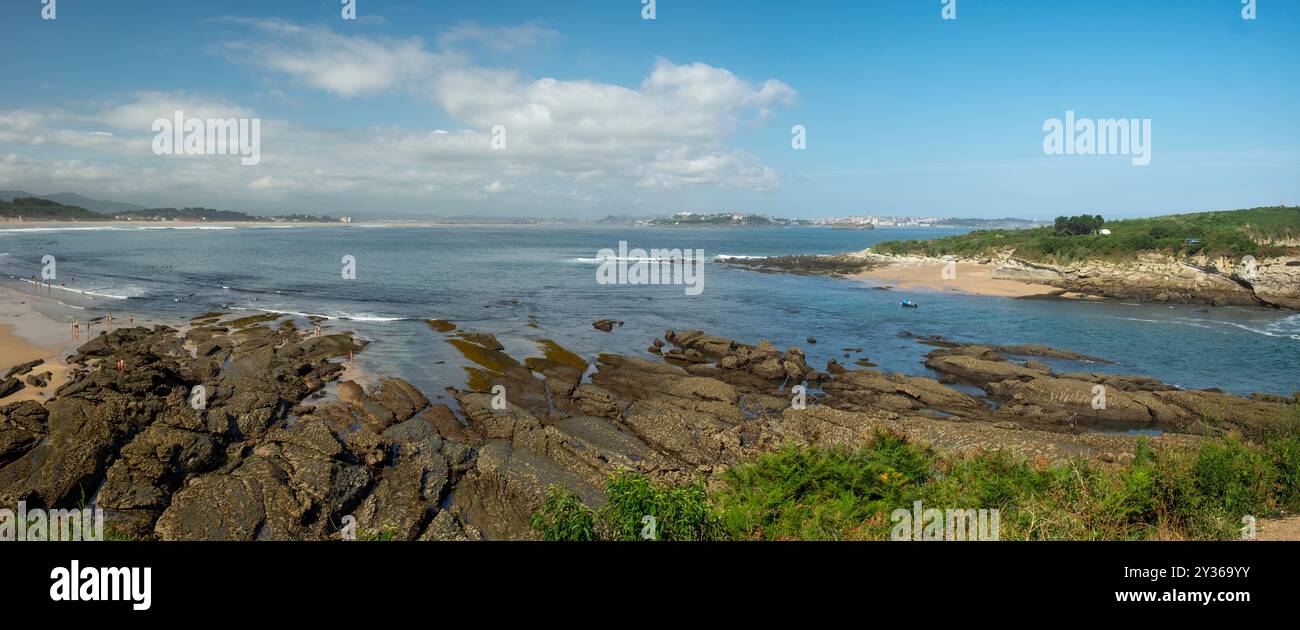 Côte de Cantabrie. Vue sur Isla Marina et la plage Los Tranquilos. Loredo, Cantabrie, Espagne, Banque D'Images
