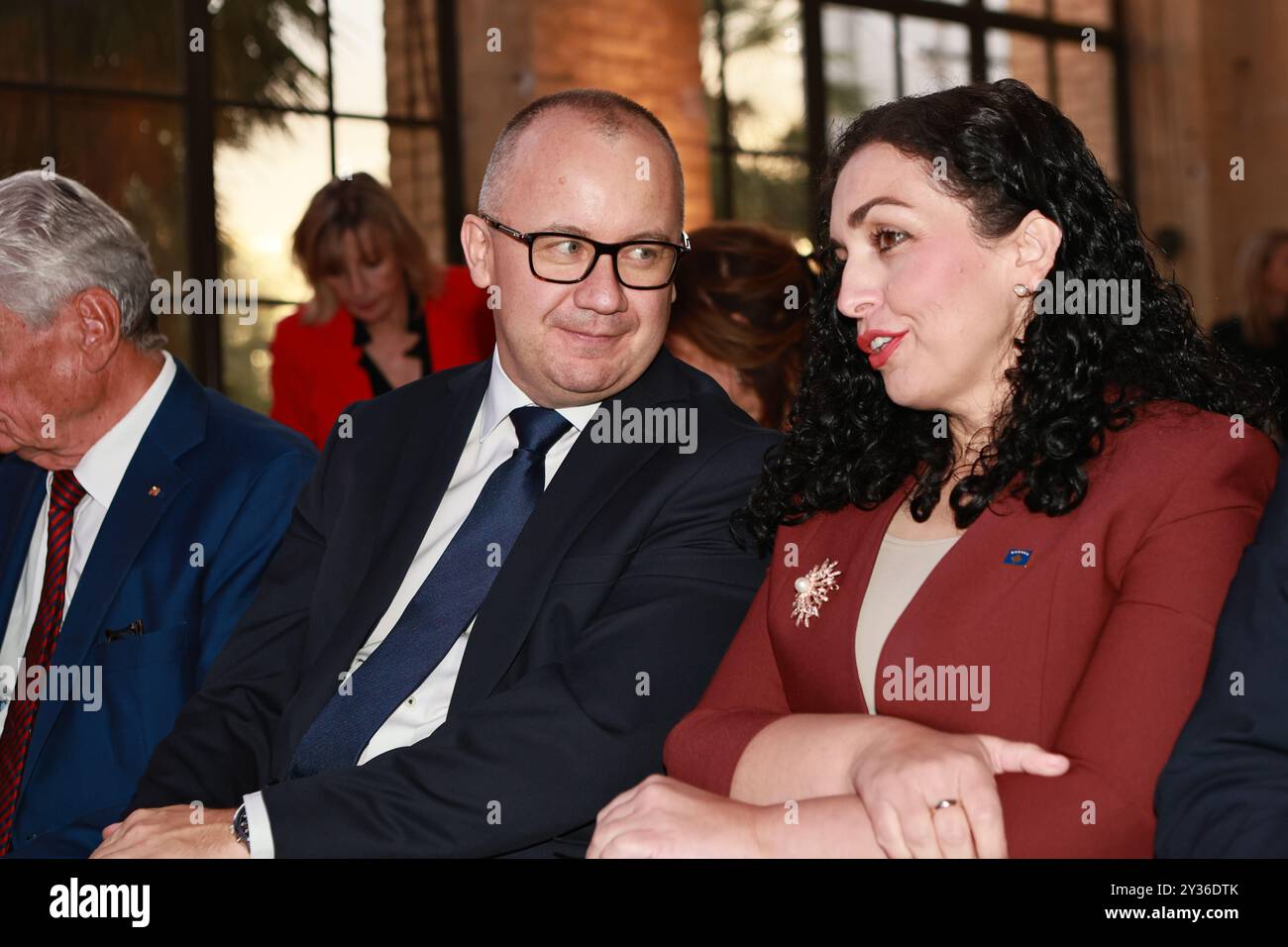 Potsdam, Allemagne, 12 septembre 2024 (G-d) le Professeur Adam Bodnar (Ministre de la Justice de la République de Pologne) et le Dr Vjosa Osmani-Sadriu (Président de la République du Kosovo) assistent au M100 Media Award 2024 à l'Orangerie Sanssouci. Sven Struck/Alamy Live News Banque D'Images