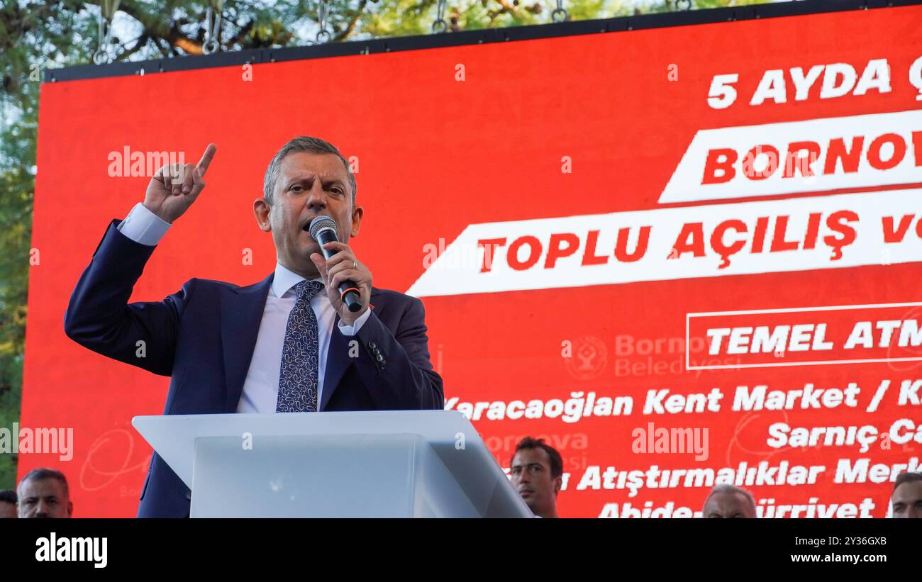 Izmir, Turquie. 12 septembre 2024. Le président du principal parti d'opposition, le CHP (Parti républicain du peuple), Ozgur Ozel, a assisté à la cérémonie d'ouverture et d'inauguration des travaux au parc Ataturk à Izmir et y a prononcé un discours. Après le discours, Ozel et d'autres politiciens et membres du parti ont coupé le ruban dans le cadre de la cérémonie et ont ouvert le marché social, le restaurant de la ville et les parcs. Crédit : İdil Toffolo/Alamy Live News Banque D'Images