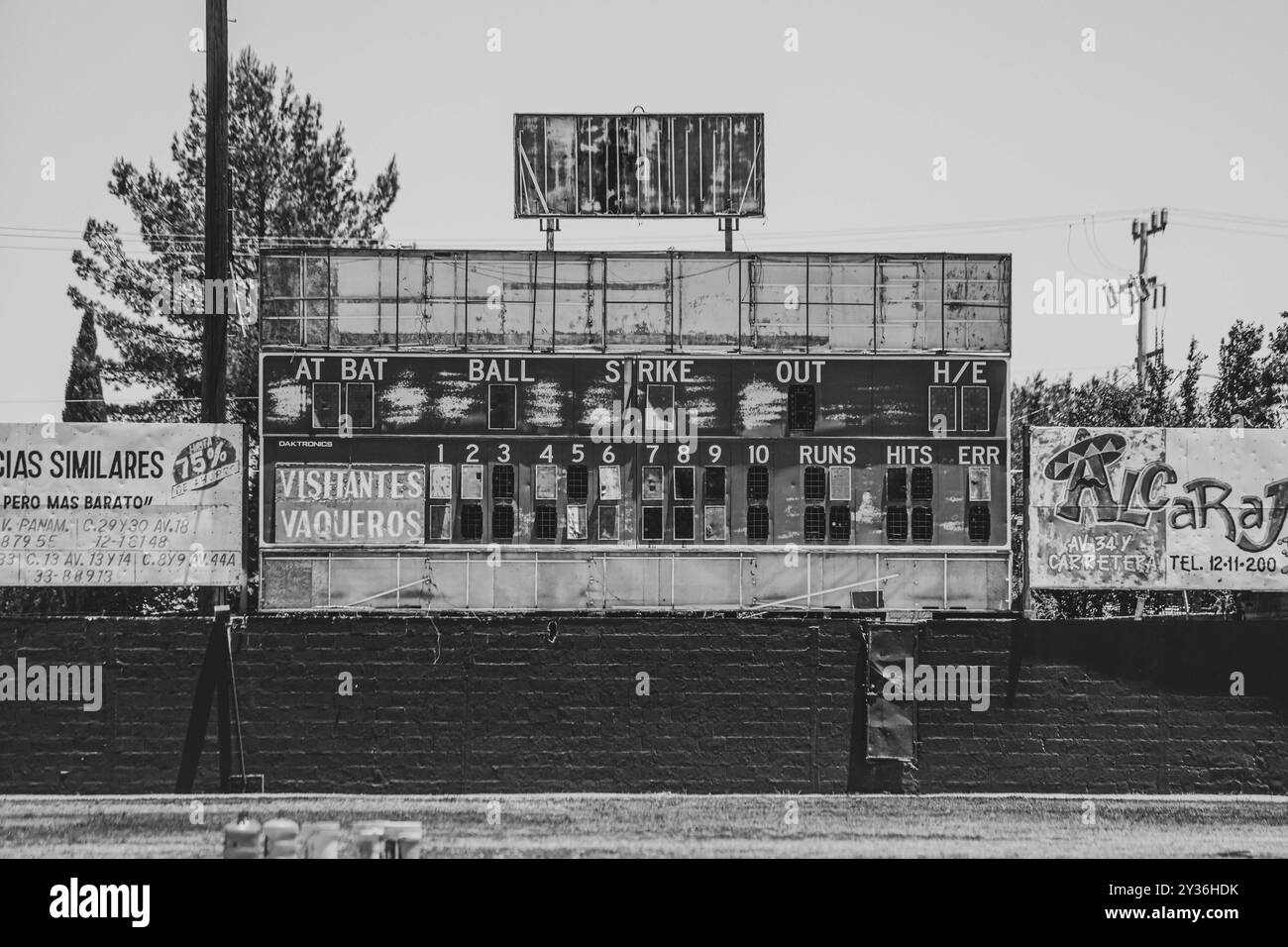 Tableau d'affichage du baseball, ancien tableau d'affichage du baseball dans le terrain central du stade Luis Encinas, dans la ville d'Agua Prieta, Sonora. À quelques mètres de la frontière avec les États-Unis et de la maison des Vaqueros de Agua Prieta.,.(photo Luis Gutierrez / Norte photo) Marcador de béisbol, antiguo pizarra de béisbol en el Jardín central del estadio de béisbol Luis Encinas, en la ciudad de Agua Prieta, Sonora. A tan solo unos metros de la frontera con Estados Unidos y casa de los Vaqueros de Agua Prieta.,.(Foto Luis Gutierrez / Norte photo) Banque D'Images