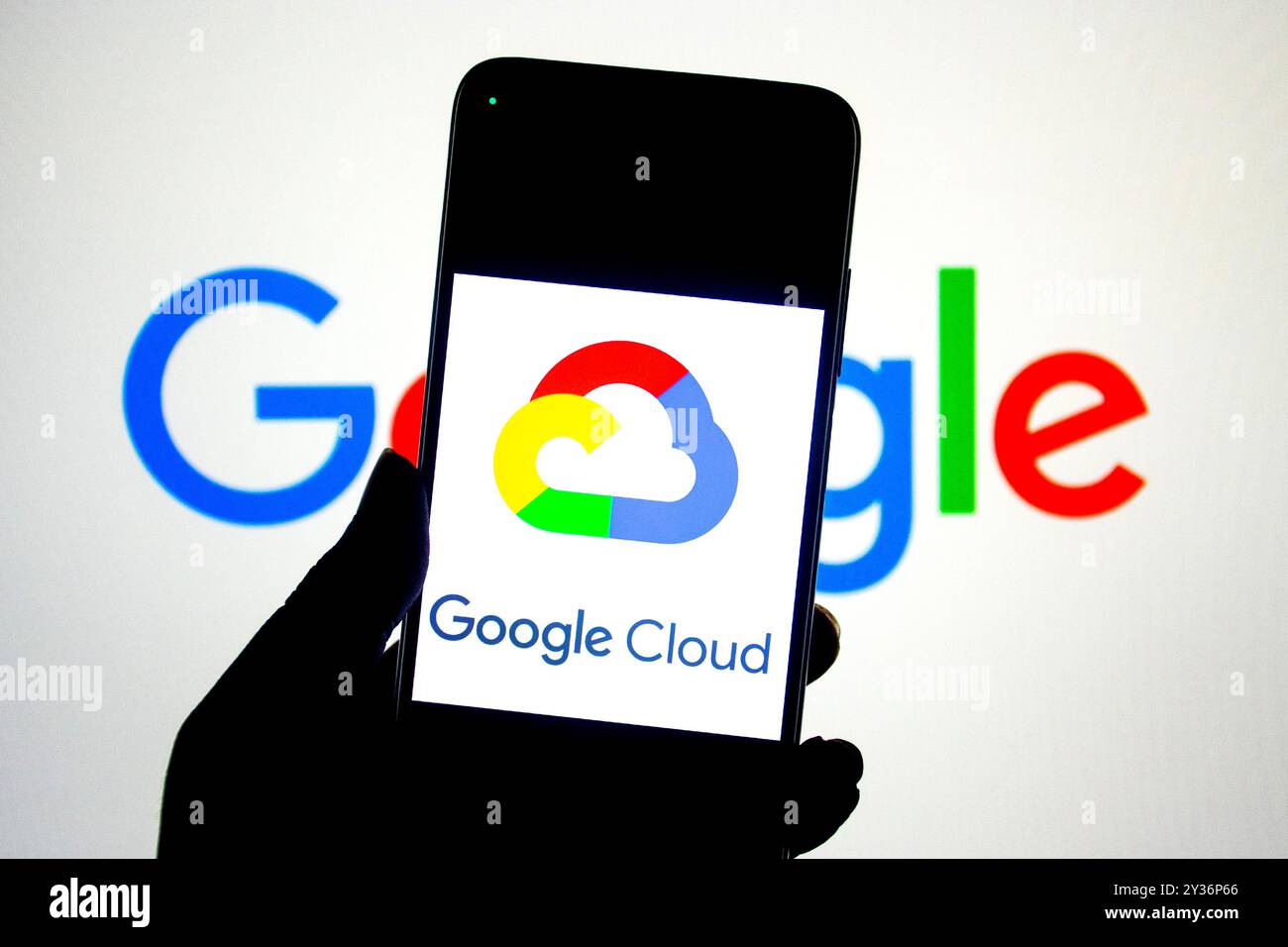 Dans cette illustration photo, un logo Google Cloud vu affiché sur un smartphone avec un logo Google en arrière-plan. Banque D'Images