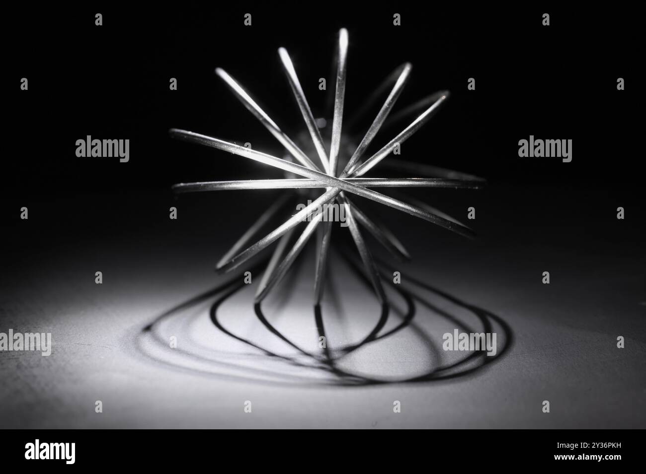 fouet, fouet à oeufs, batteur à oeufs, gros plan de l'ustensile de cuisine, conept de cuisine de nourriture et de boisson Banque D'Images