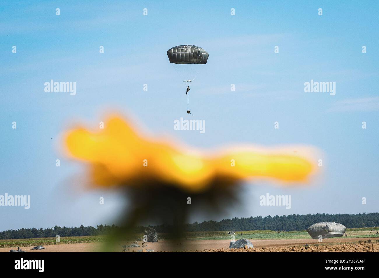 Eglsee, Bayern, Allemagne. 4 septembre 2024. Les soldats américains affectés à la 173rd Airborne Brigade sautent de l'avion C-17 Globemaster III de l'US Air Force dans le cadre de l'exercice Saber Junction 24 (SJ24) à Eglsee, en Allemagne, le 4 septembre 2024. SJ24 est un exercice militaire multinational clé qui démontre la force et l'engagement communs de l'armée américaine en faveur de la sécurité de l'Europe. Dirigé par le 7th Army Training Command et dirigé par l’armée américaine en Europe et en Afrique, cet exercice met en lumière la façon dont les unités de l’armée américaine comme la 173rd Airborne Brigade peuvent se battre en toute transparence aux côtés de nos alliés et partenaires de l’OTAN. (Crédit image Banque D'Images