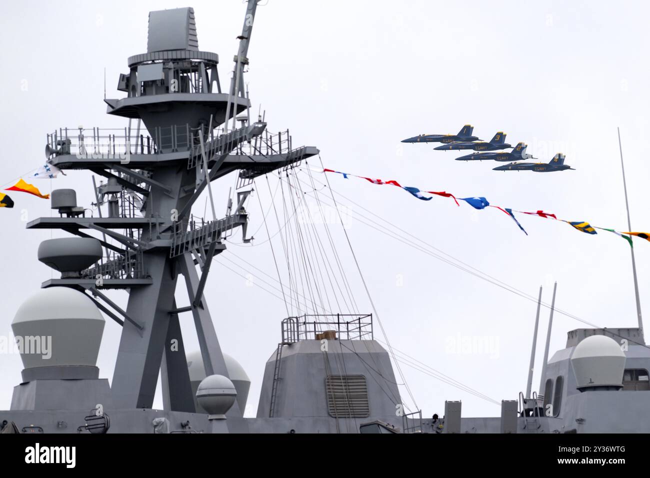 Pensacola, Floride, États-Unis. 6 septembre 2024. Ensuite, les Blue Angels de l'US Navy volent près du mât principal de l'USS Richard M. McCool Jr. (LPD 29) pendant la semaine de mise en service du navire à la Naval Air Station de Pensacola à Pensacola, en Floride, le 7 septembre 2024. Le navire sera mis en service à NAS Pensacola le 7 septembre 2024. (Crédit image : © EJ Hersom/DoD/ZUMA Press Wire) USAGE ÉDITORIAL SEULEMENT! Non destiné à UN USAGE commercial ! Banque D'Images