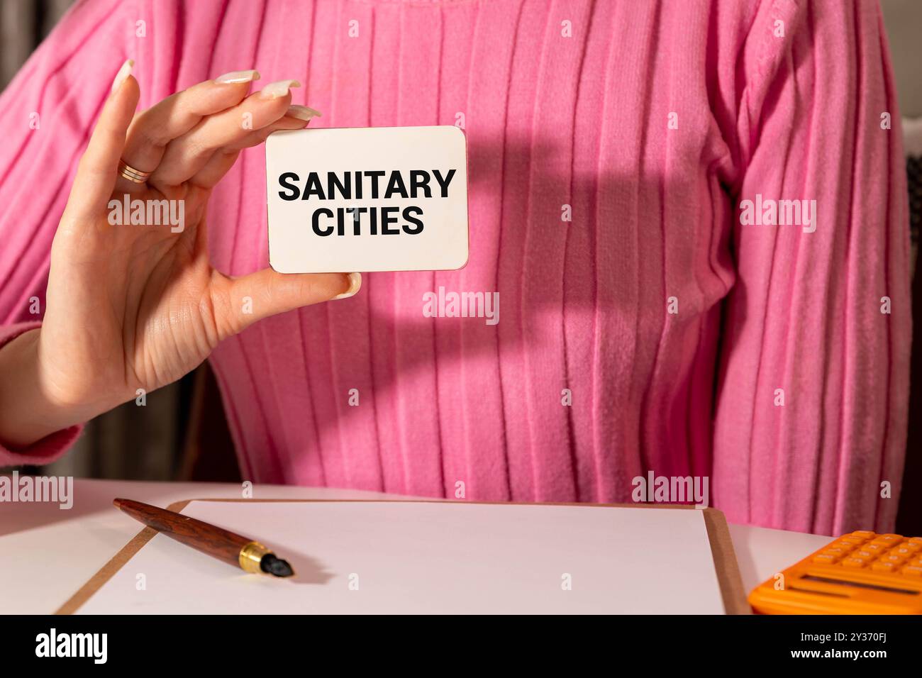 Laissez-passer sanitaire obligatoire rédigé en français à l’entrée d’un restaurant pendant le pandemc Covid-19 Banque D'Images