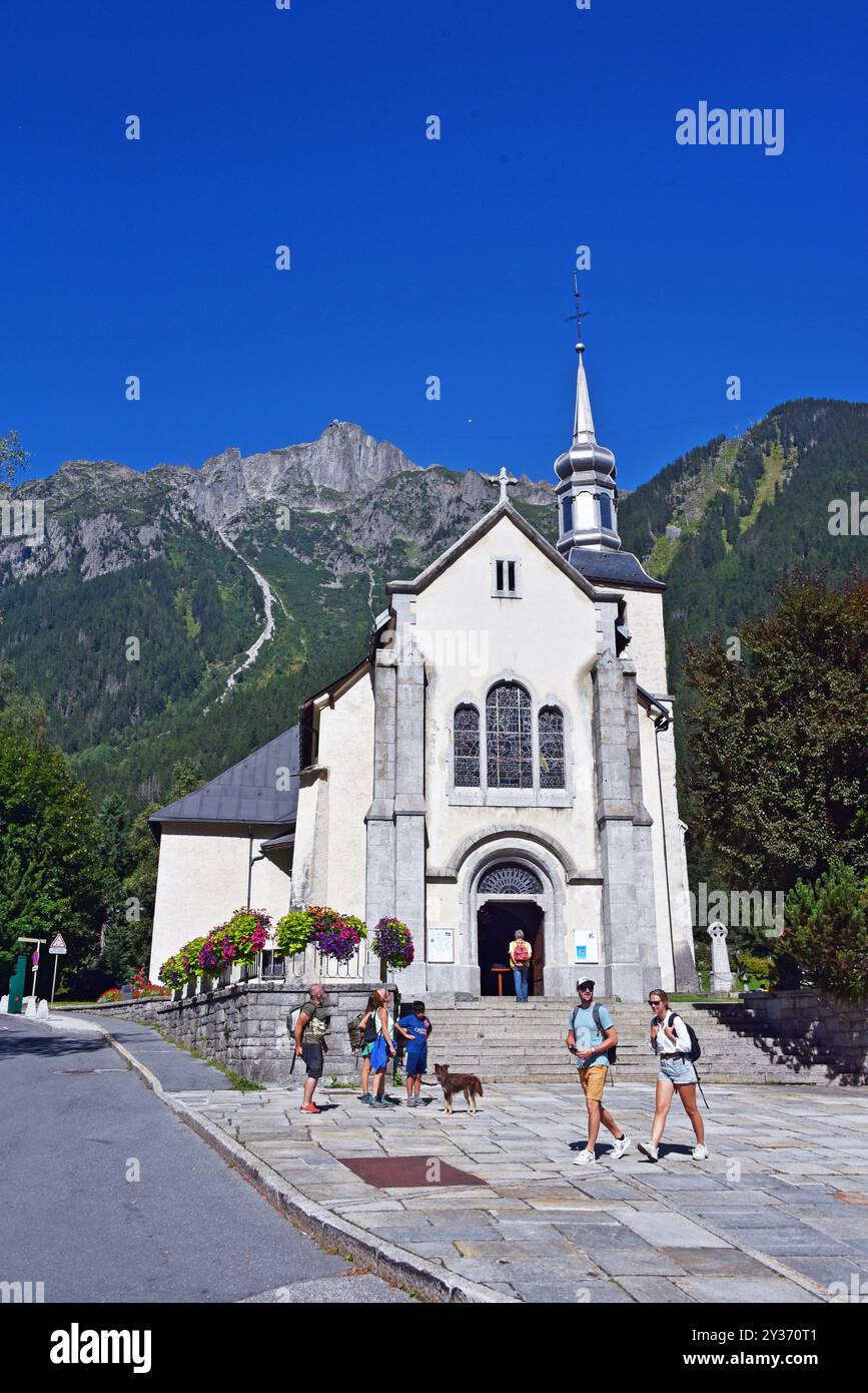 FRANCE, HAUTE SAVOIE (74) CHAMONIX, L'ÉGLISE SAINT MICHEL, À L'ARRIÈRE LA MONTAGNE APPELÉE LE BREVENT Banque D'Images