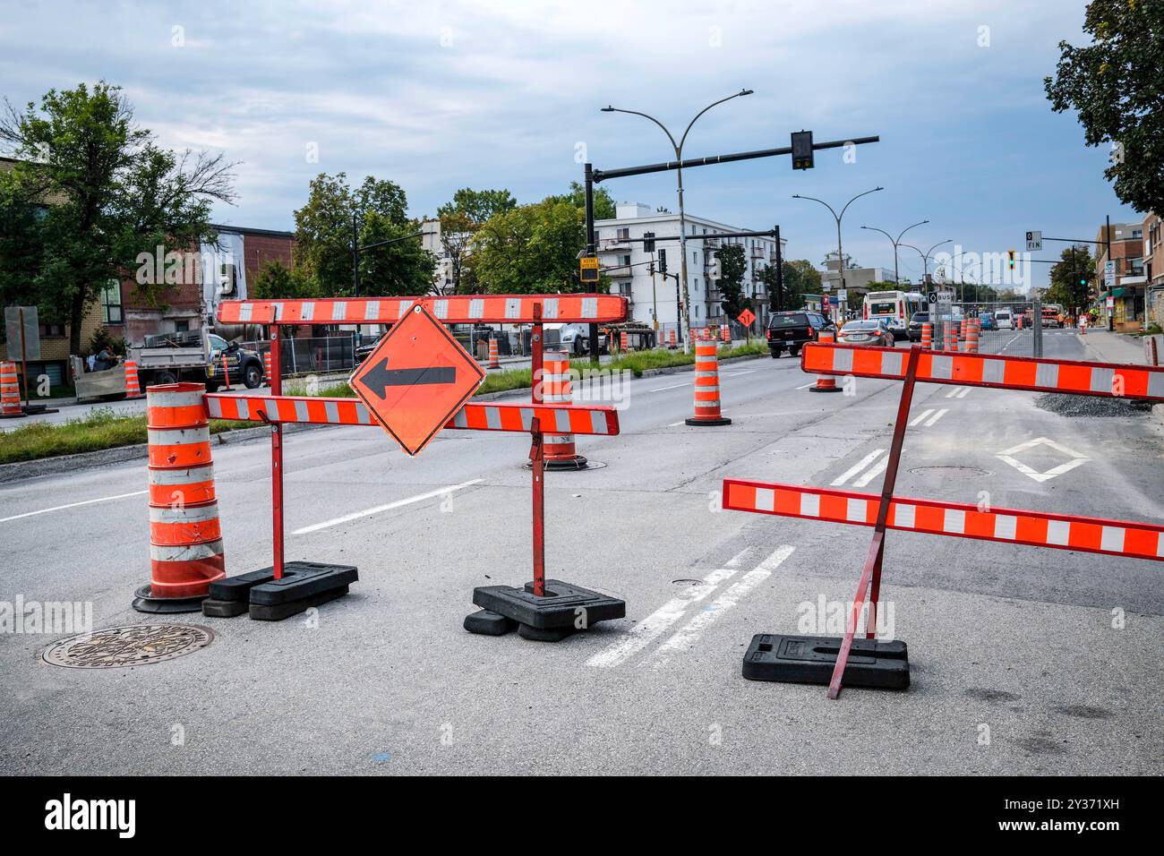 Montréal, Québec, Canada. 12 septembre 2024. Non seulement septembre marque une nouvelle année scolaire, mais c'est aussi le début d'une nouvelle saison de construction à Montréal. Les lignes apparemment interminables de cônes de signalisation de Montréal ont longtemps été une blague courante, au point où des versions miniatures des dispositifs de sécurité orange vif et blanc sont vendues dans les boutiques de souvenirs comme emblème de la ville. (Crédit image : © Serkan Senturk/ZUMA Press Wire) USAGE ÉDITORIAL SEULEMENT! Non destiné à UN USAGE commercial ! Banque D'Images