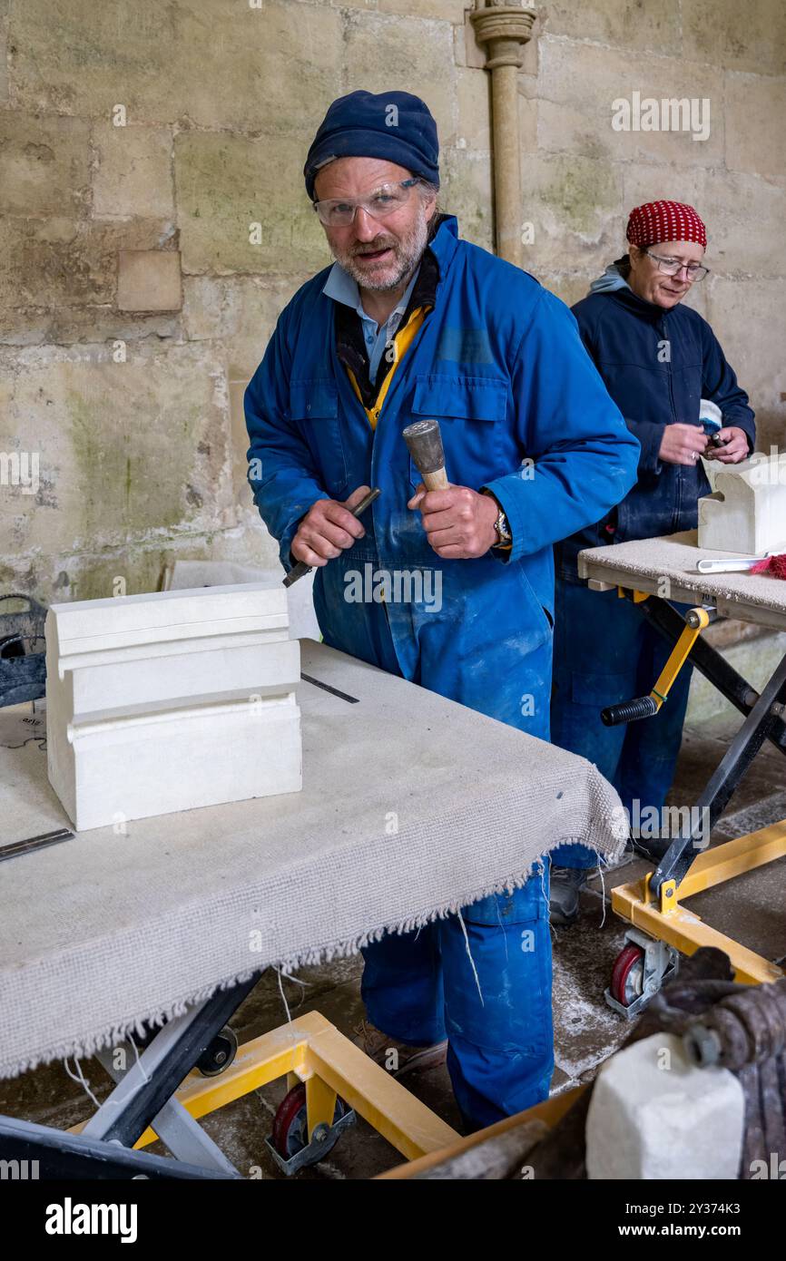 Salisbury, Londres - 05-28-2024, artisans travaillant dans le programme de conservation et de réparation de la cathédrale de Salisfury, Londres Banque D'Images