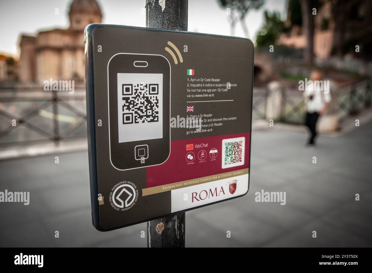 ROME, ITALIE - 15 JUIN 2024 : une pancarte à Rome encourage les touristes à télécharger un guide sur smartphone via un QR code. Le signe représente l'intégration de M. Banque D'Images