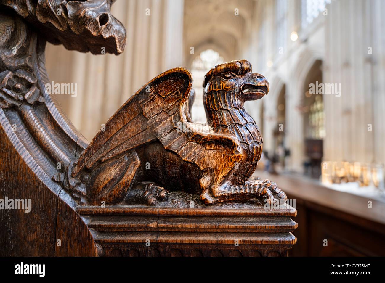 Bath, Angleterre - 29-05-05 2024 : bel oiseau sculpté, aigle, figure sur le bras d'une stalle de chœur à l'intérieur de l'abbaye de Bath, Bath, Avon, Royaume-Uni Banque D'Images