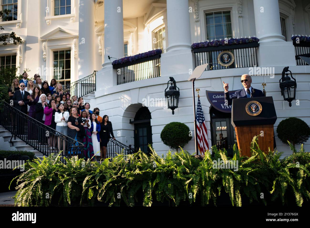 Washington, États-Unis. 12 septembre 2024. Le président Joe Biden, entouré de militants, de défenseurs et de survivants, prend la parole lors d’un événement célébrant le 30e anniversaire de la loi sur la violence contre les femmes (VACA) sur la pelouse sud de la Maison Blanche à Washington, DC, le jeudi 12 septembre 2024. Le président a accueilli des survivants, des défenseurs, d'anciens membres du personnel et des alliés pour célébrer le projet de loi qu'il a rédigé alors qu'il était sénateur américain. Photo de Bonnie Cash/UPI crédit : UPI/Alamy Live News Banque D'Images