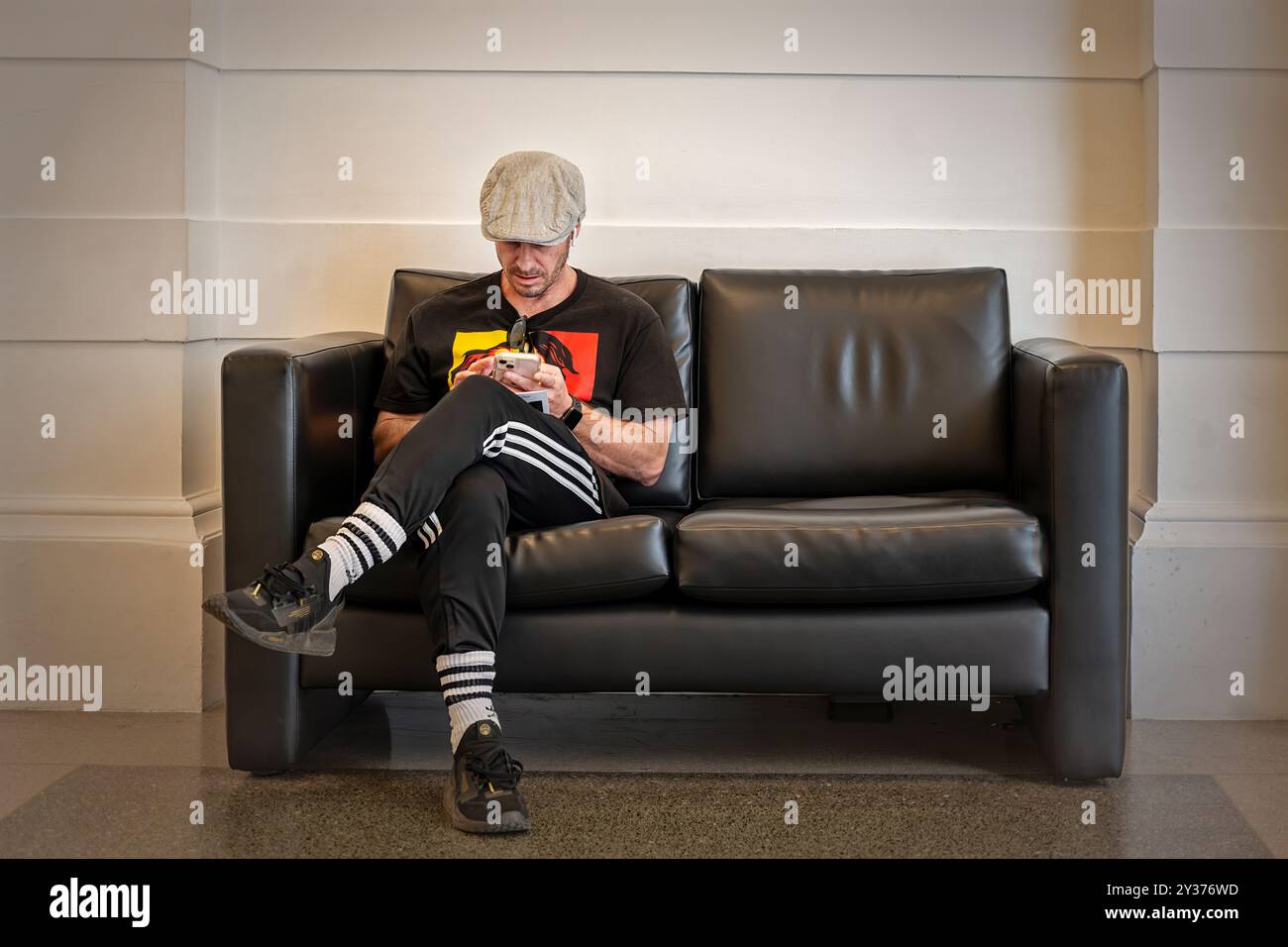 Londres, Angleterre - 05-20-05 2024 : homme assis sur un canapé à la galerie d'art Tate Britain à Millbank dans le centre de Londres, Royaume-Uni Banque D'Images