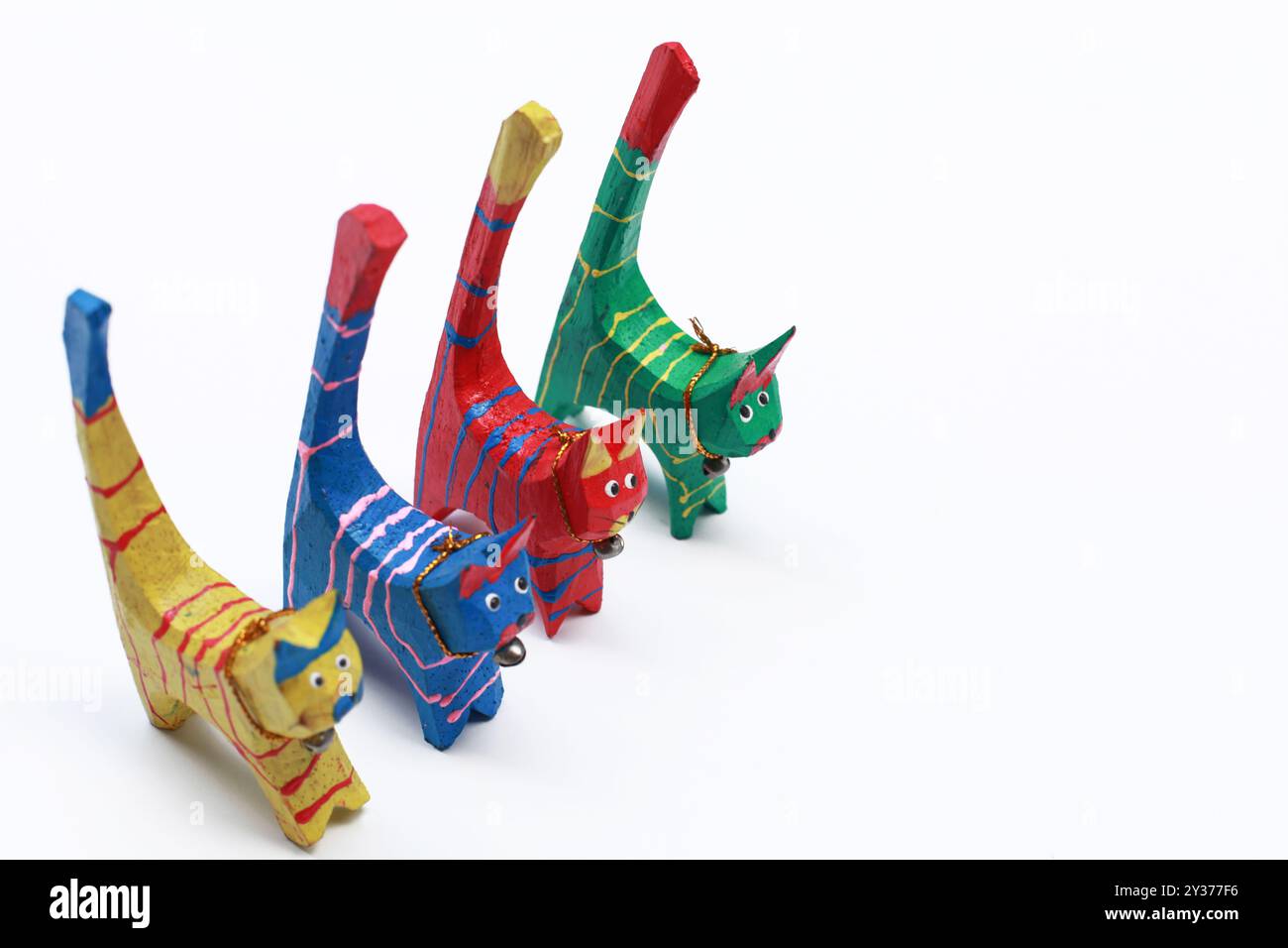 Quatre chats jouets décoratifs en bois colorés et brillamment peints Banque D'Images